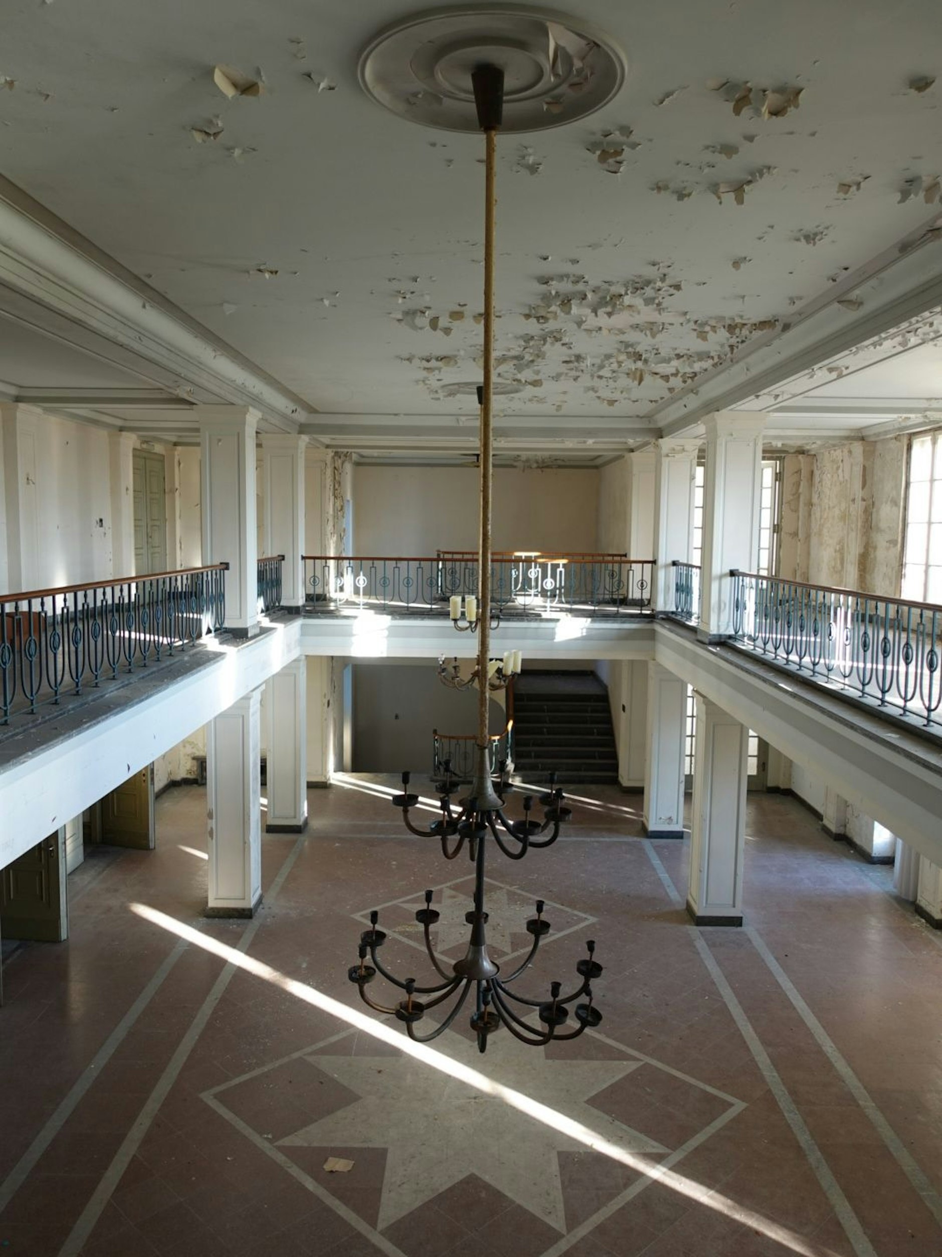 Mit Kronleuchtern und Mosaikboden: Über dieses Foyer ging es in den großen Saal.