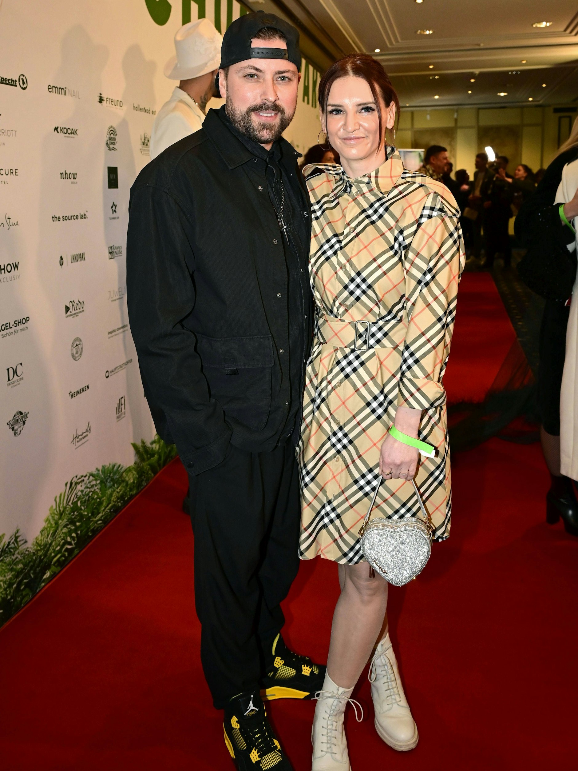 Felix von Jascheroff mit Ehefrau Alexandra-Sophie bei der Dschungelparty von Julian F. M. Stoeckel.