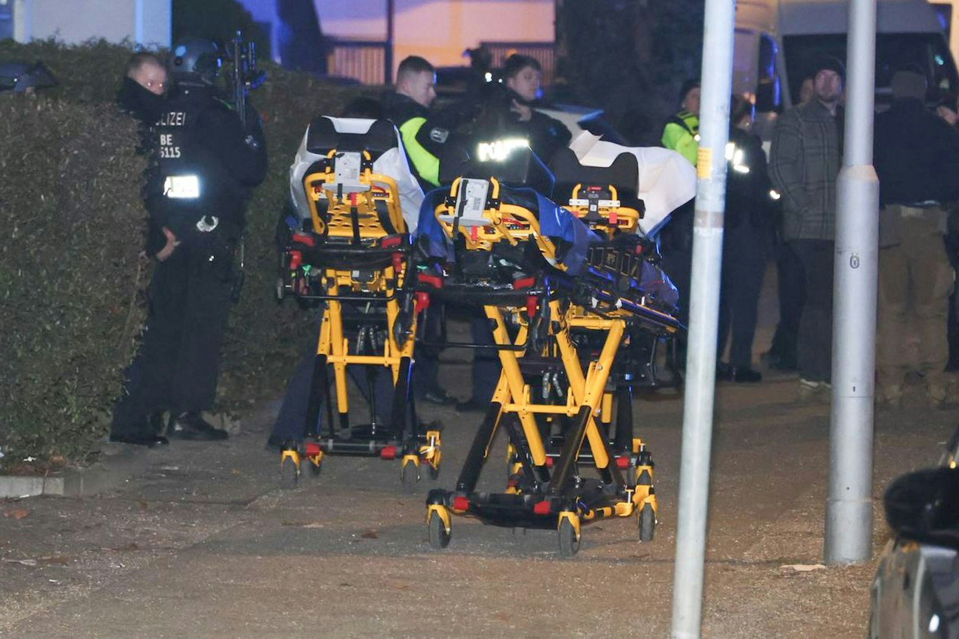 Nach Schüssen in der Wichmannstraße in Berlin gibt es mehrere verletzte Personen.