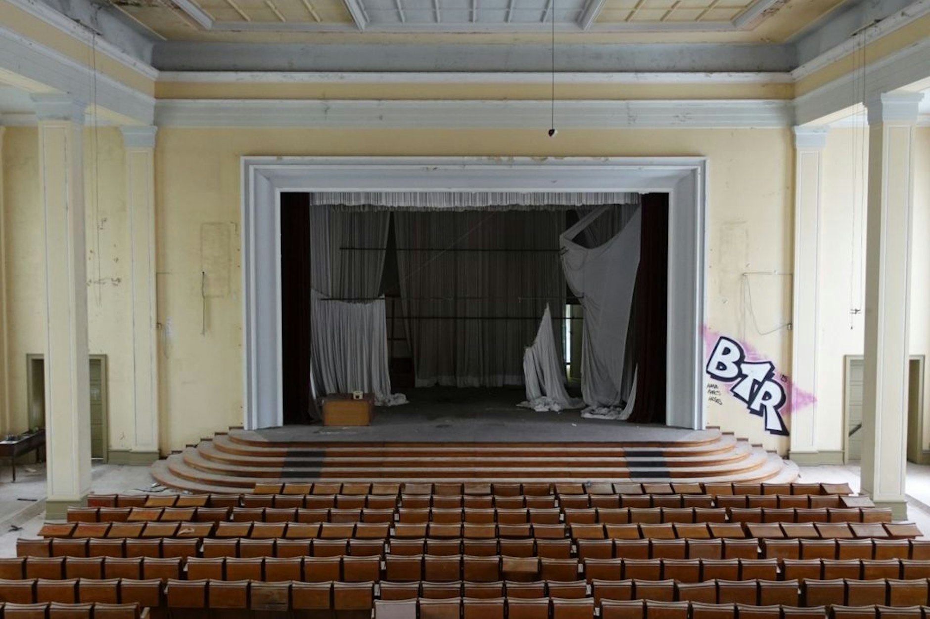 Vor dem Feuer: Der Blick aus den Dolmetscherkabinen auf den großen Saal mit der Bühne. 