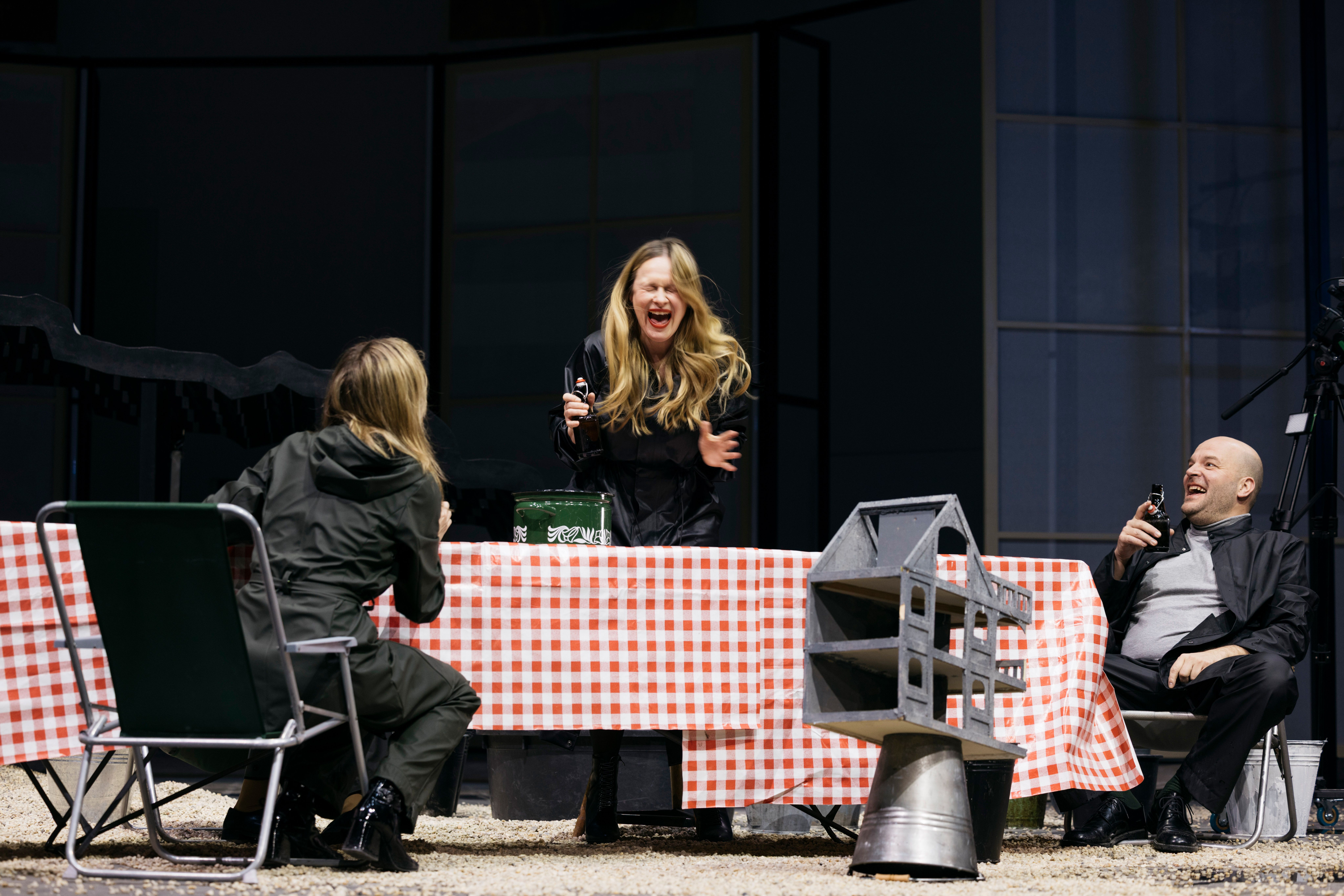 Image - Zu grau und zu bunt: Zeitromane von Erpenbeck und Poladjan im Deutschen Theater und im Gorki-Theater