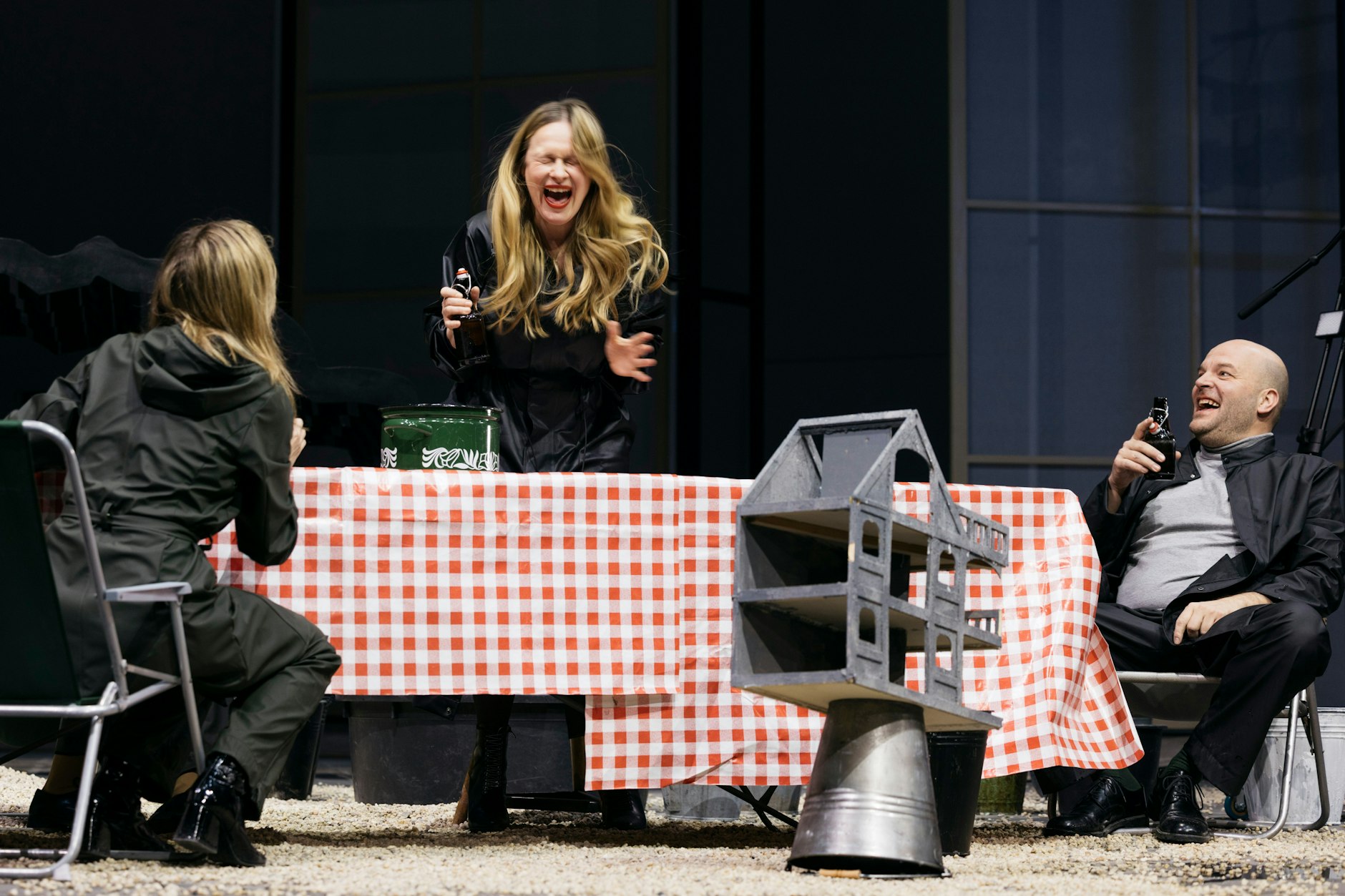 „Heimsuchung“ nach dem Roman von Jenny Erpenbeck. Szene mit Julischka Eichel, Anja Schneider und Felix Goeser (v.l.)