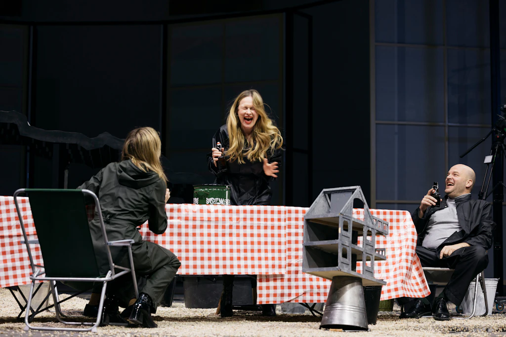 Zu grau und zu bunt: Zeitromane von Erpenbeck und Poladjan im Deutschen Theater und im Gorki-Theater