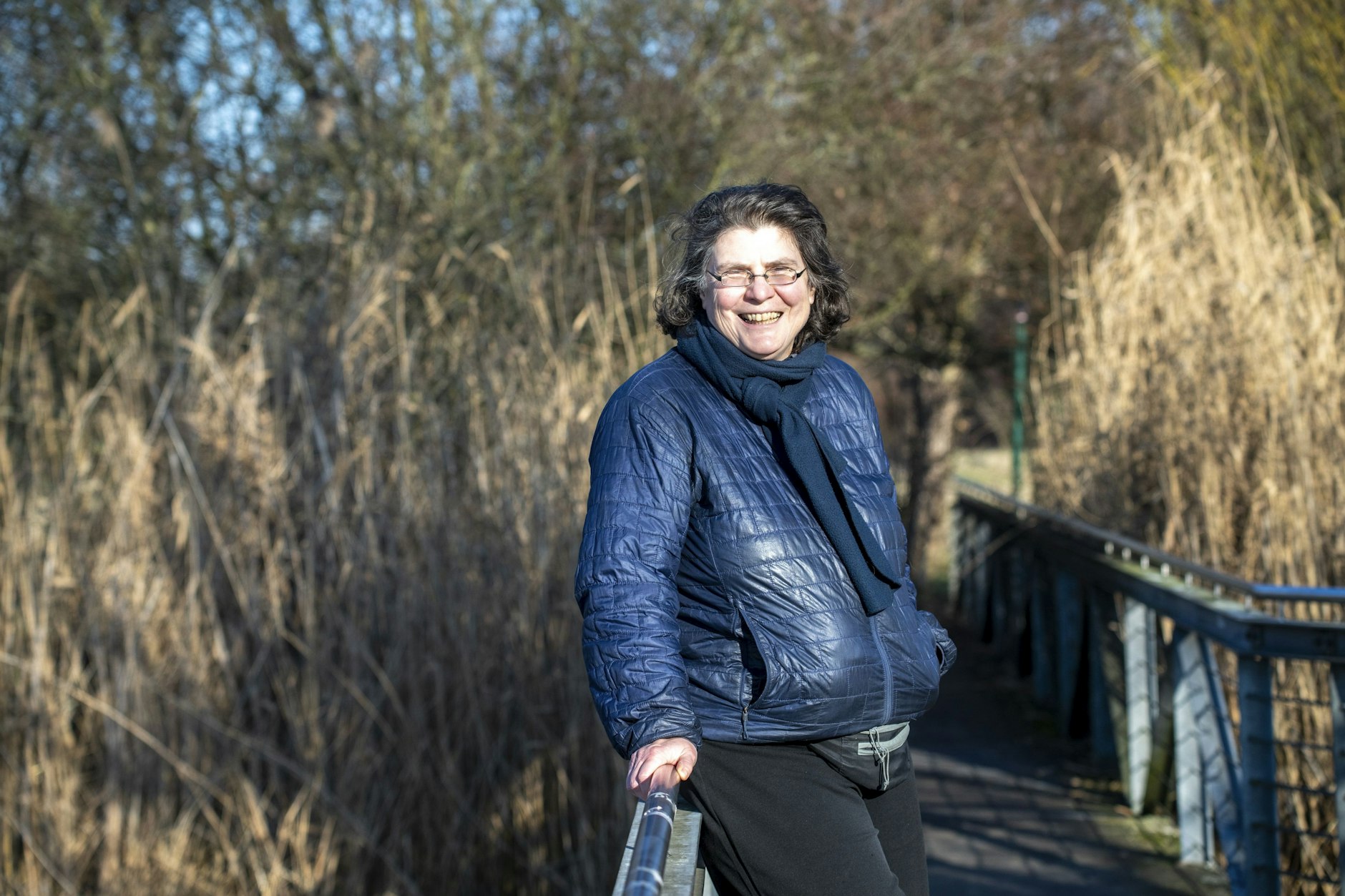 „Wander Woman“ Christine Thürmer auf dem Wuhleweg in Marzahn. Die Wahlberlinerin gilt mit rund 70.000 zu Fuß zurückgelegten Kilometern als die „meistgewanderte Frau der Welt“.
