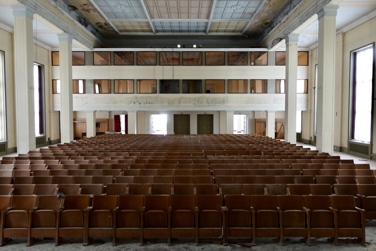 Ein letzter Blick in die verlorene, verbrannte DDR‑Pracht