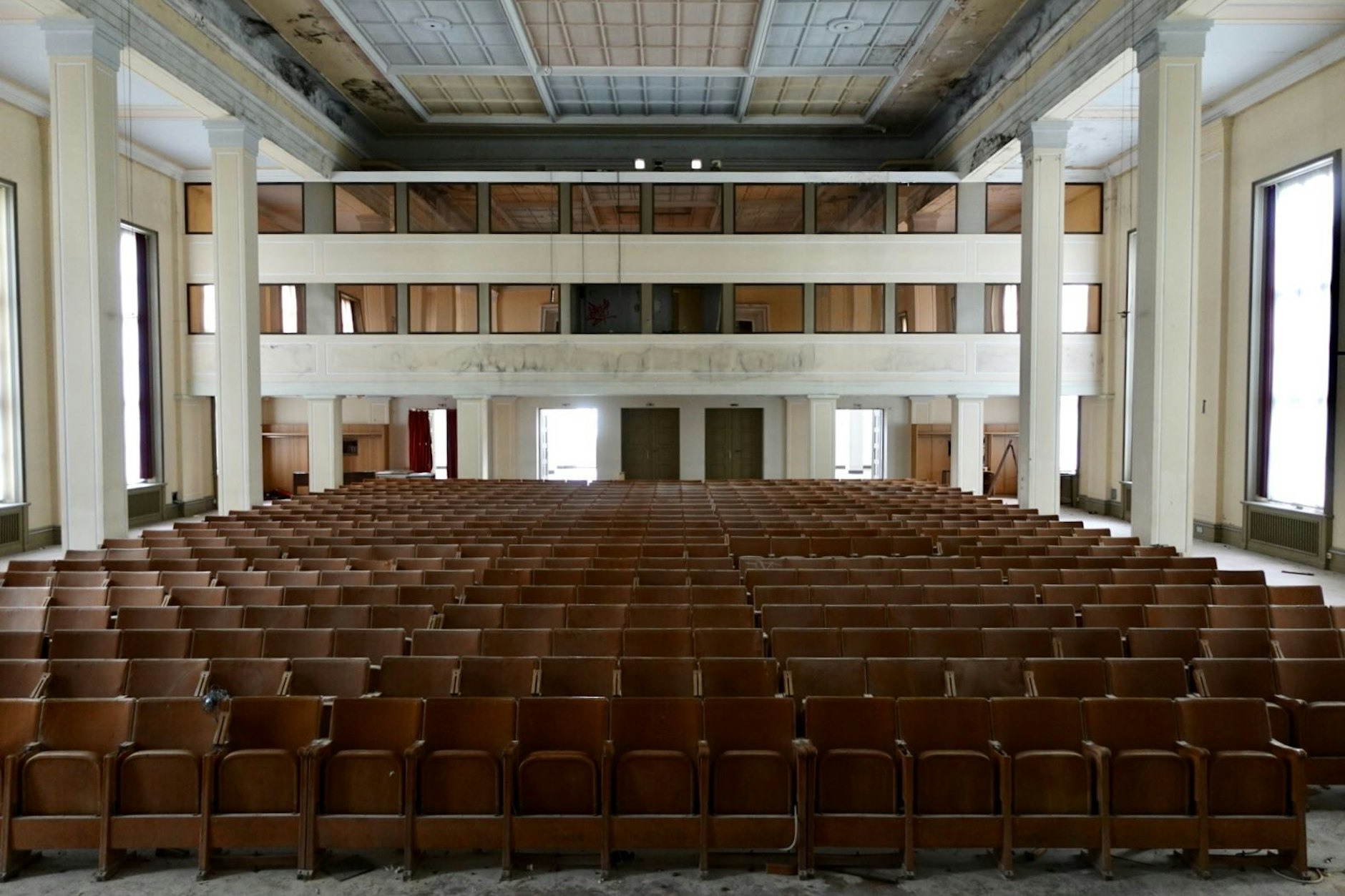 Der große Hörsaal mit 560 Sitzen und den bronzeverglasten Fremdsprachenkabinen für die Dolmetscher darüber.