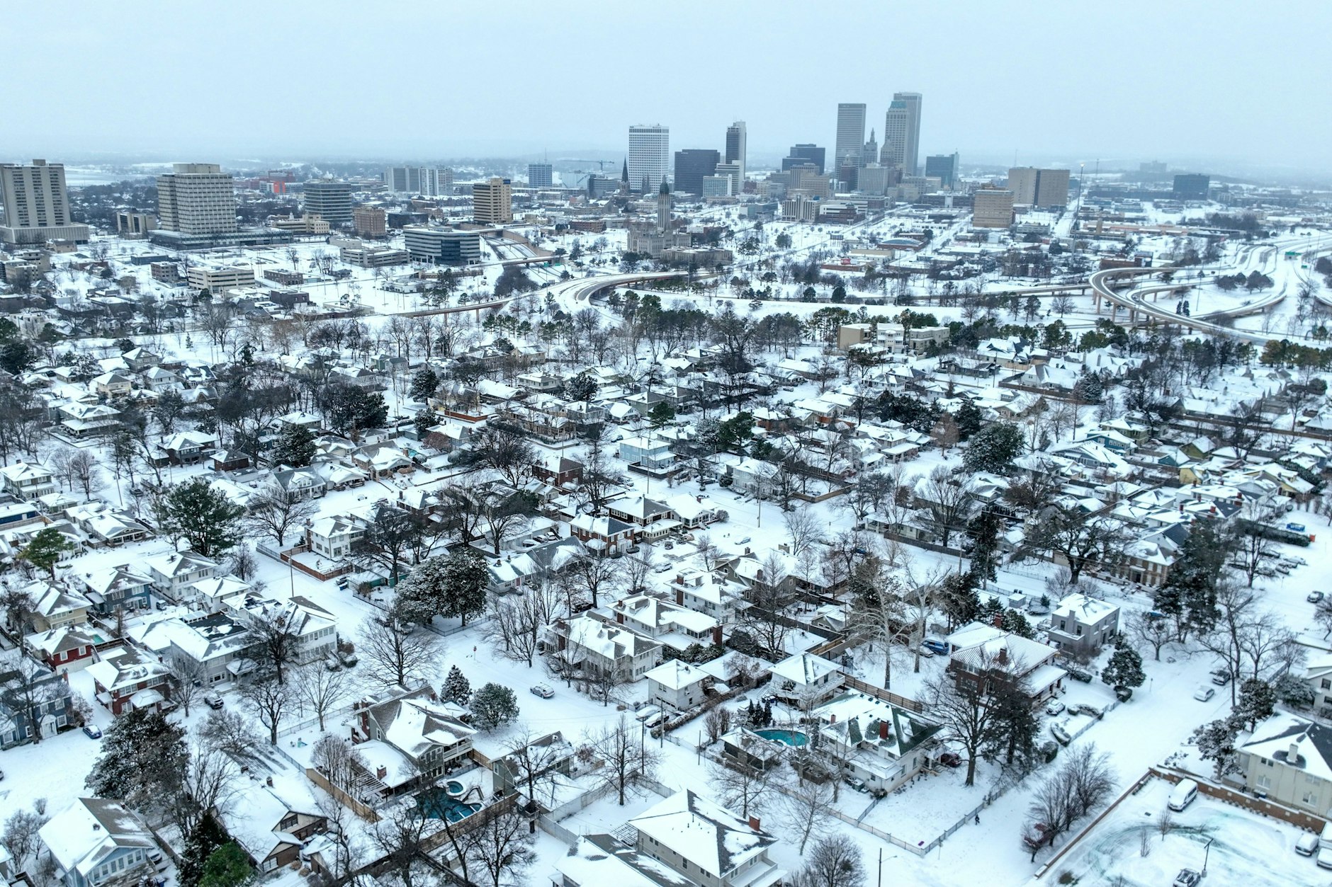 Die Stadt Tulsa in Oklahoma ist komplett mit Schnee bedeckt.
