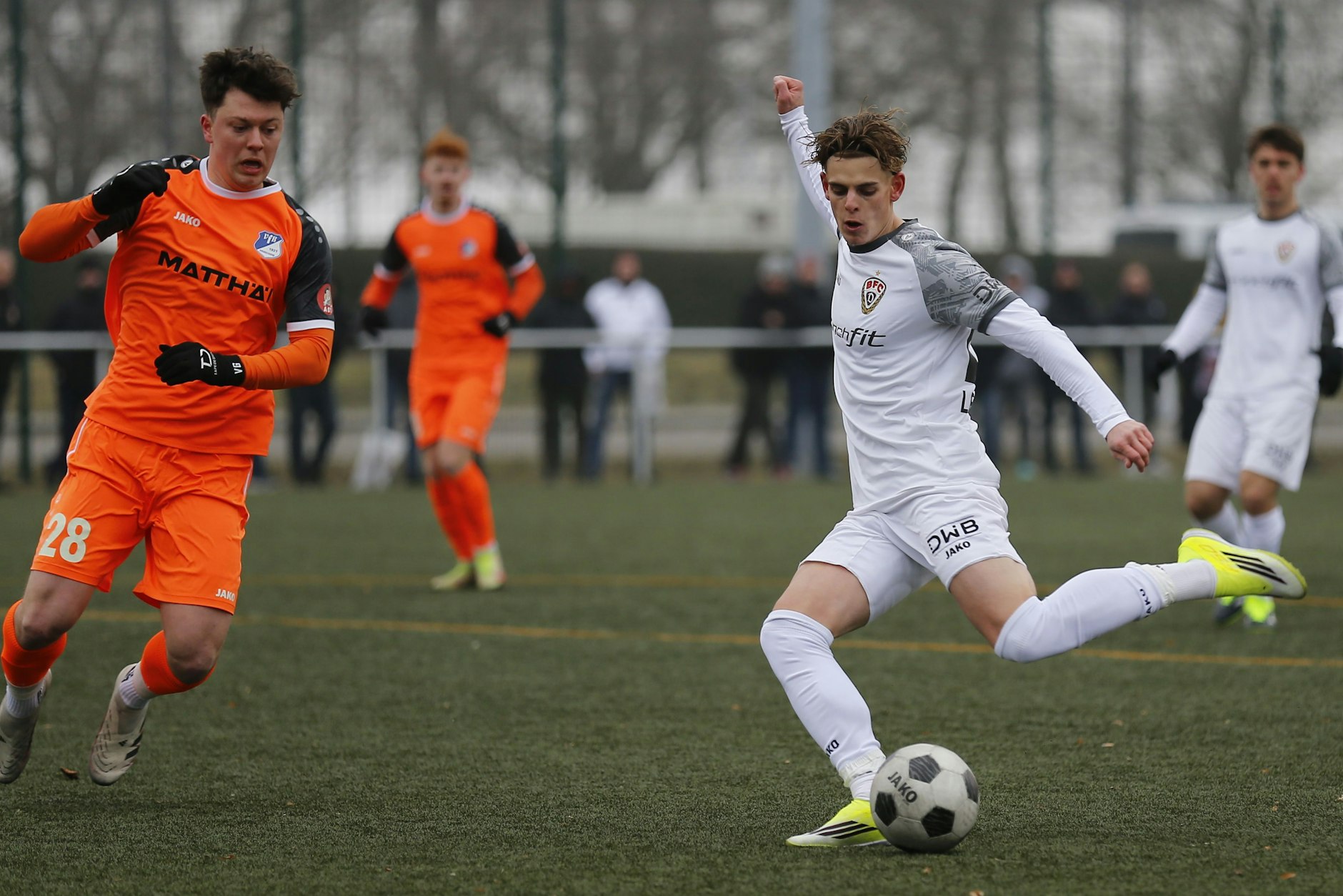 Kevin Lebersorger (r.) vom BFC Dynamo kommt vor Krieschows Vincent Grobstich zum Flanken.