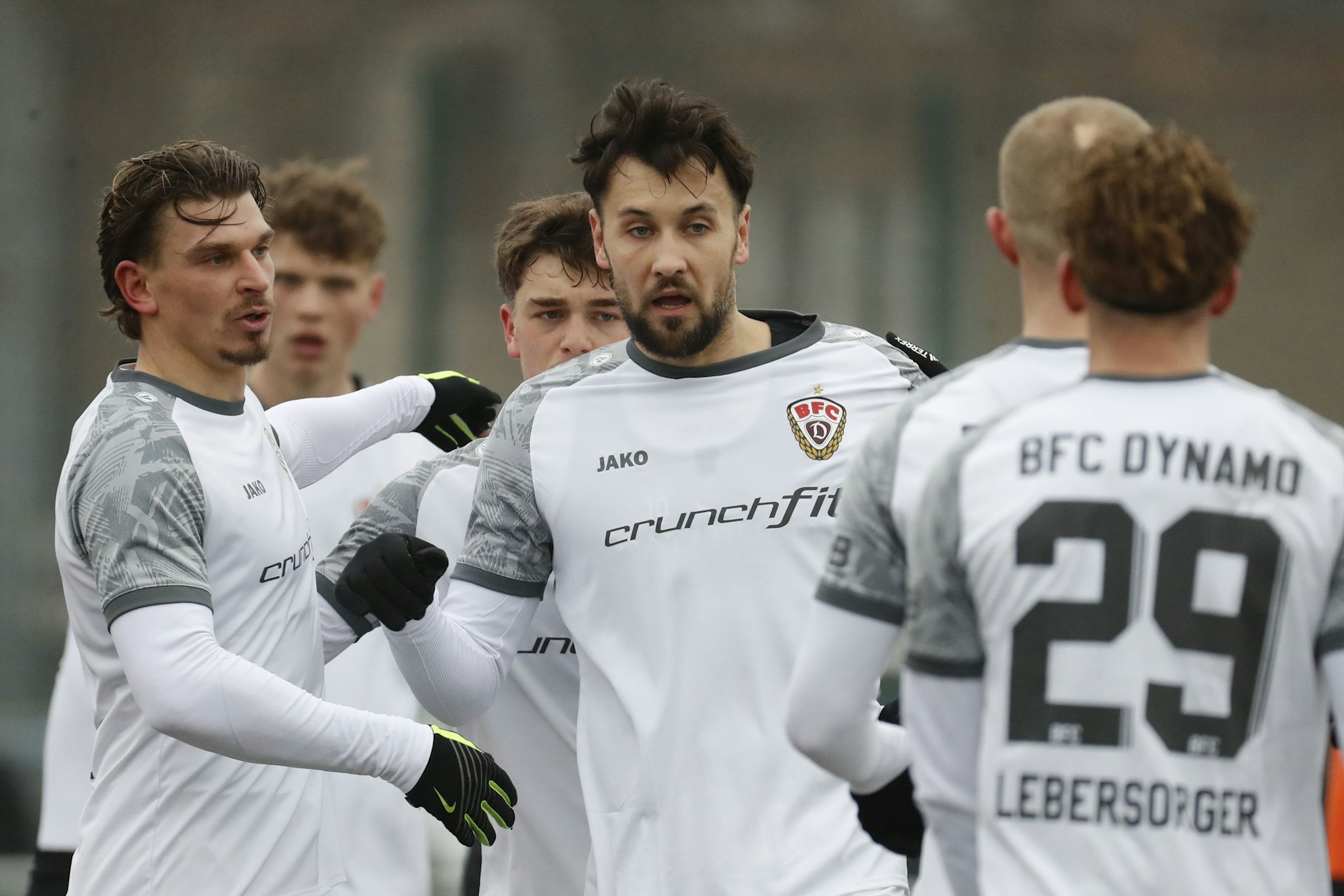 BFC-Kapitän Rufat Dadashov (M.) kann sich gegen den VfB Krieschow gleich zweimal als Torschütze feiern lassen.