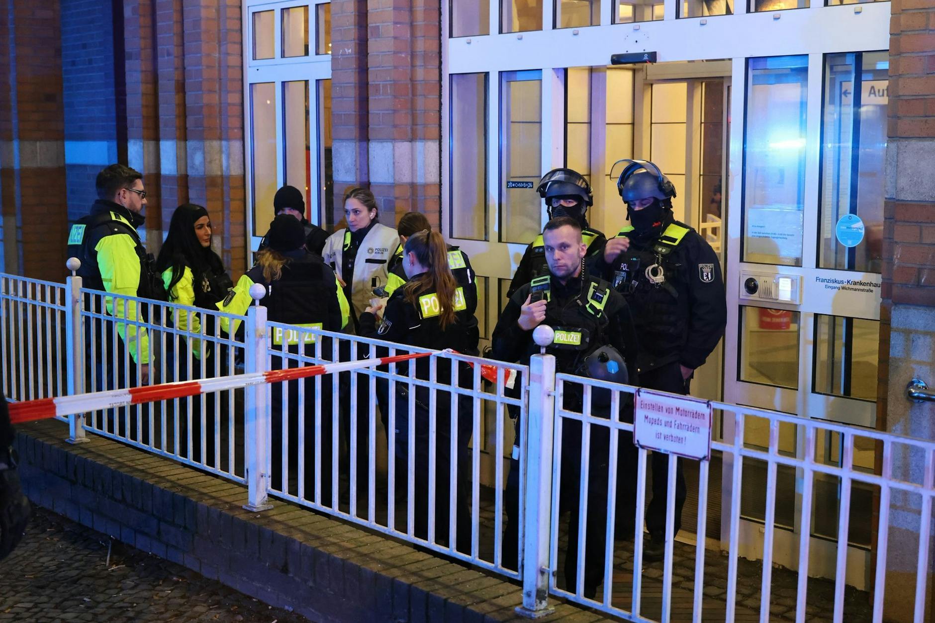 Auch vor dem Krankenhaus in der Budapester Straße sichern Polizisten die Eingänge ab.