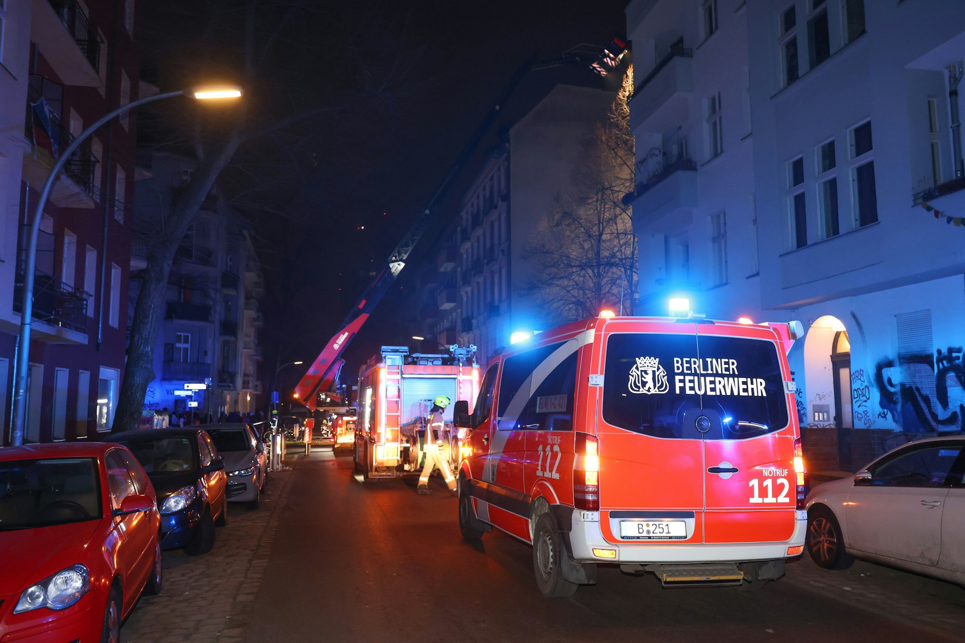 In einer Wohnung in der Braunschweiger Straße in Neukölln brach in der Nacht ein Feuer aus. Die Feuerwehr löschte über eine Rettungsleiter den Brand im dritten Geschoss.