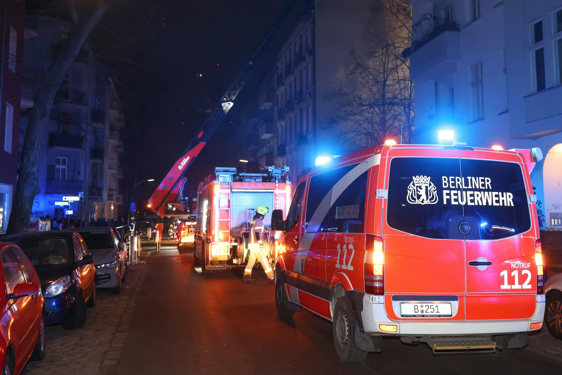 Zwei Brände halten die Berliner Feuerwehr in Atem