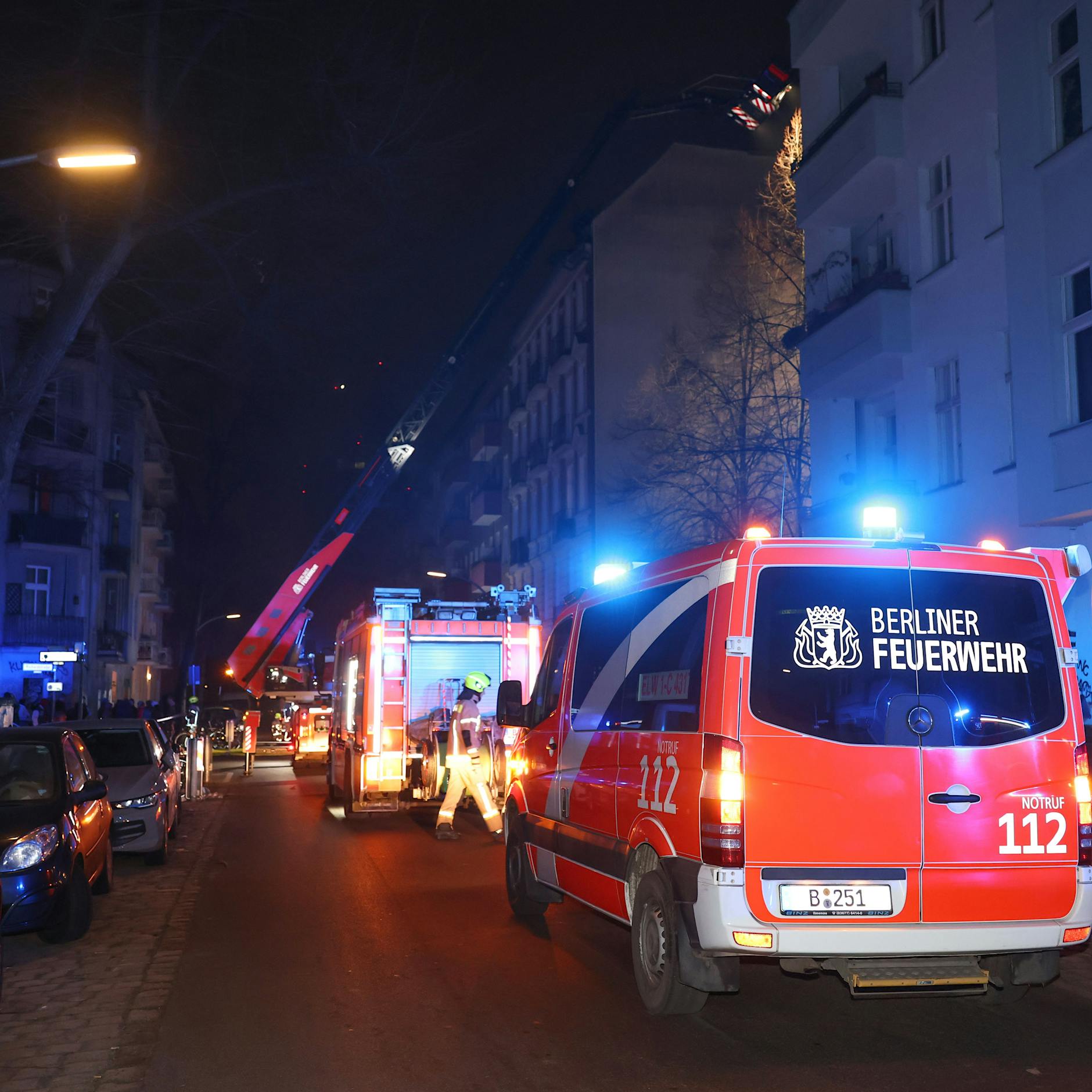 Zwei Brände halten die Berliner Feuerwehr in Atem