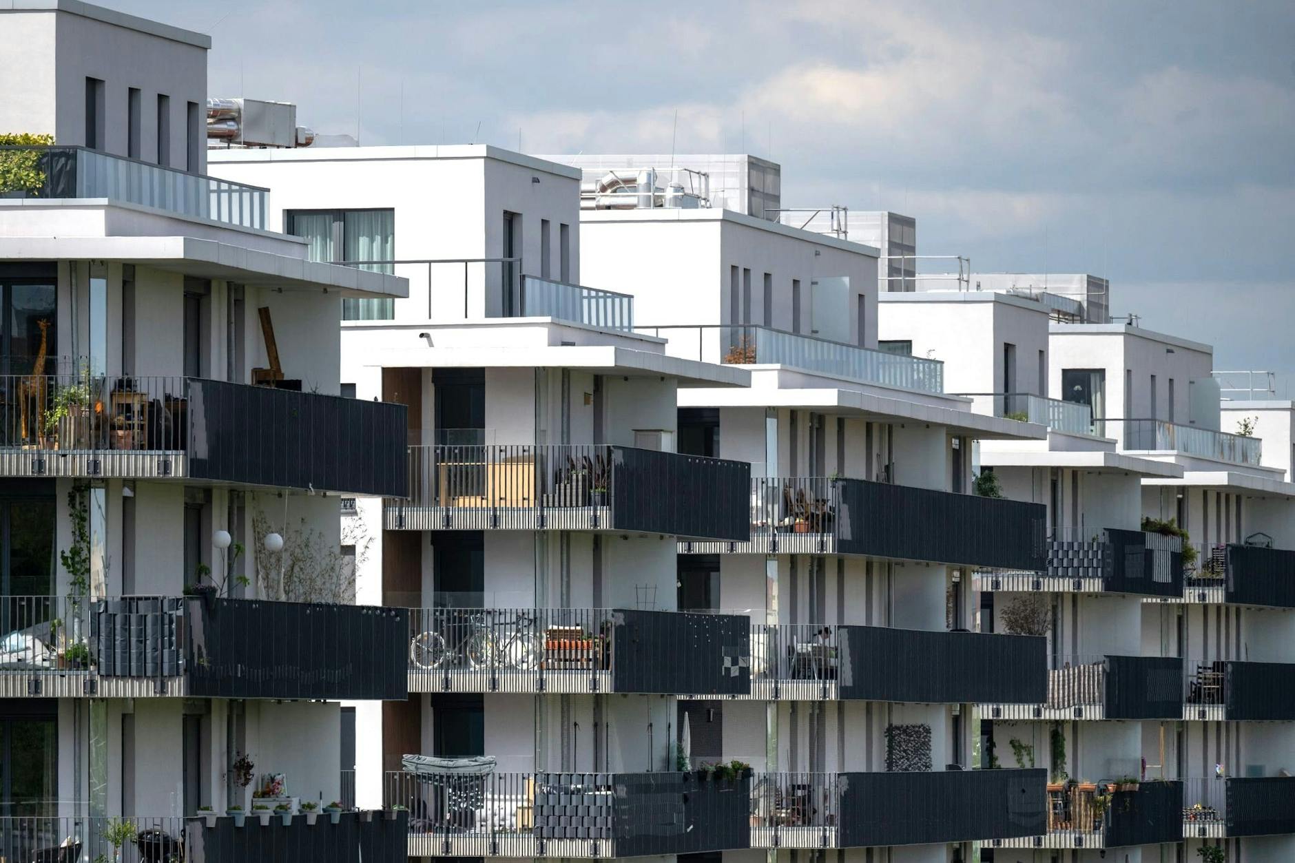 Die Verkaufszahlen auf dem Berliner Wohnungsmarkt steigen. Allerdings nur im unteren und mittleren Segment. Das Transaktionsvolumen stagniert auf einem weiterhin niedrigen Niveau.