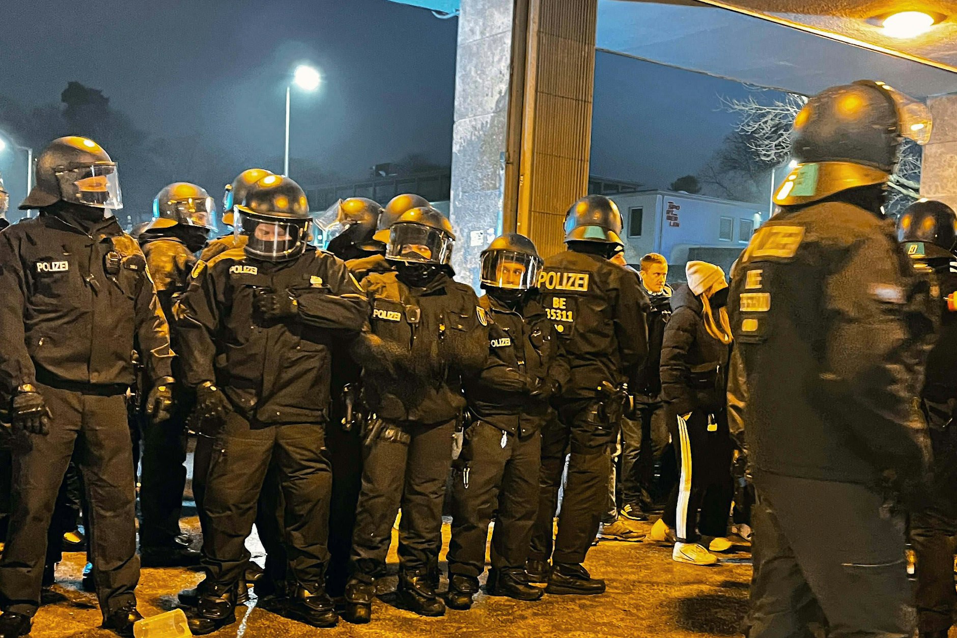 Nach dem massiven Polizeiansatz vor und nach dem Spiel gegen Schalke fordert die Fanhilfe Hertha BSC personelle Konsequenzen bei der Berliner Polizei.