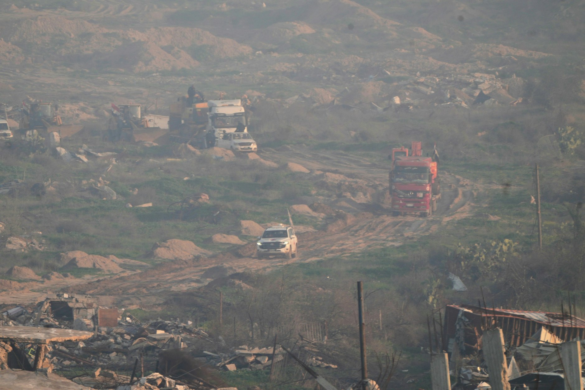 Gaza-Stadt: Hamas-Kämpfer suchen in Begleitung von Mitgliedern des Internationalen Komitees des Roten Kreuzes (IKRK) nach den Überresten einer israelischen Geisel.