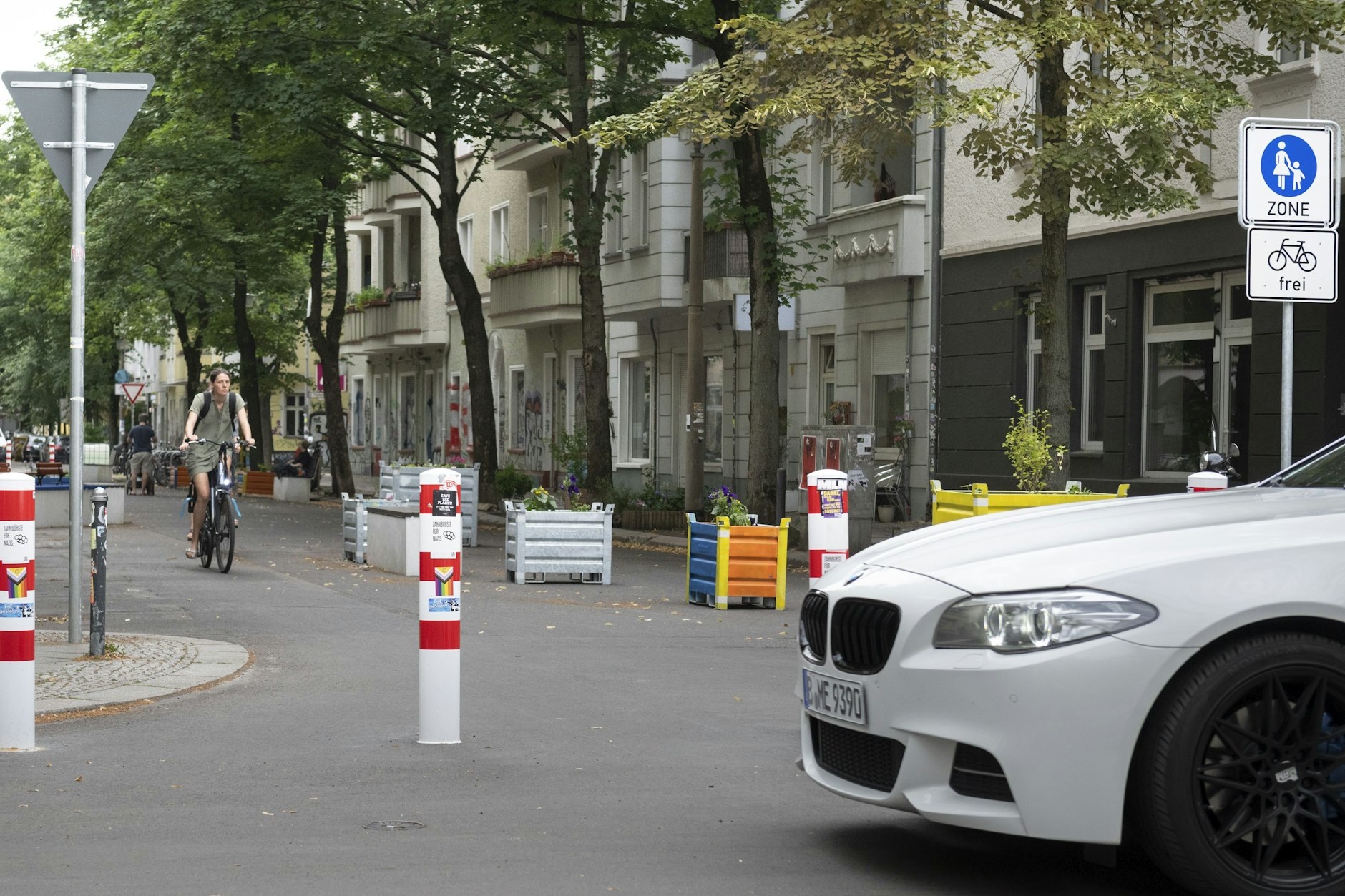 Die verkehrsberuhigte Schulzone, ein Fußgängerbereich vor der Jane-Goodall-Grundschule.