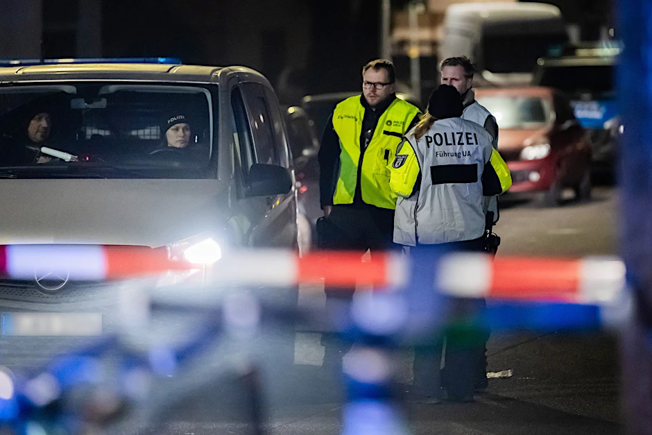 Verletzte nach Schüssen in Wohnung: Festnahmen, Polizei sichert Krankenhaus