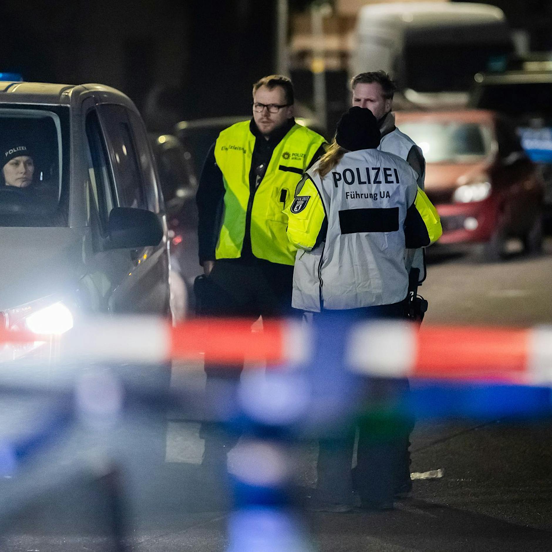 Schüsse in Wohnung in Berlin-Tiergarten: Festnahmen, Polizei sichert Krankenhaus