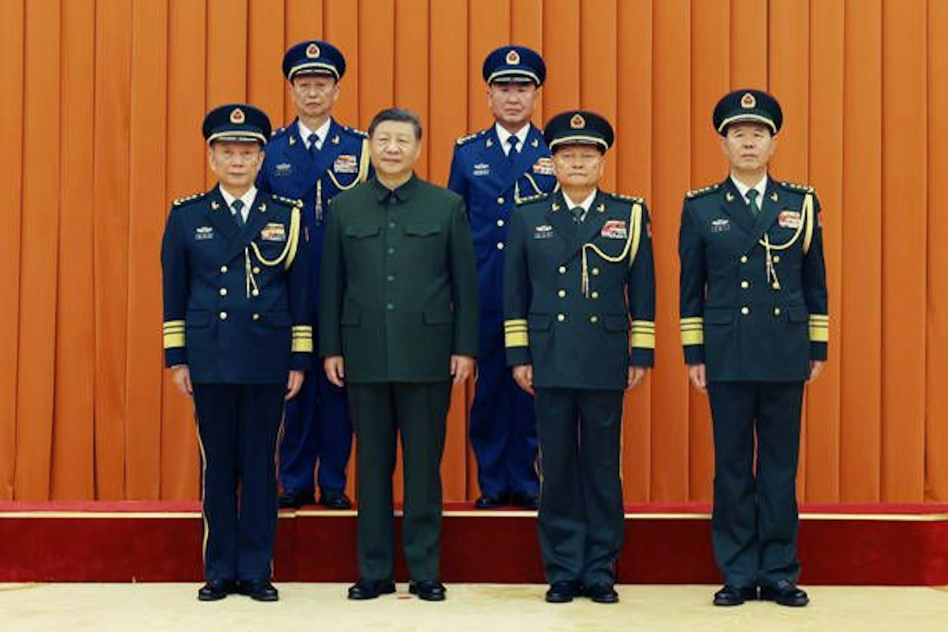 Xi Jinping, Vorsitzender der Zentralen Militärkommission, bei einer Beförderungszeremonie für Generäle in Peking im Dezember 2025. Mittlerweile sind die meisten der hier abgebildeten hochrangigen Militärs nicht mehr in ihren Positionen.