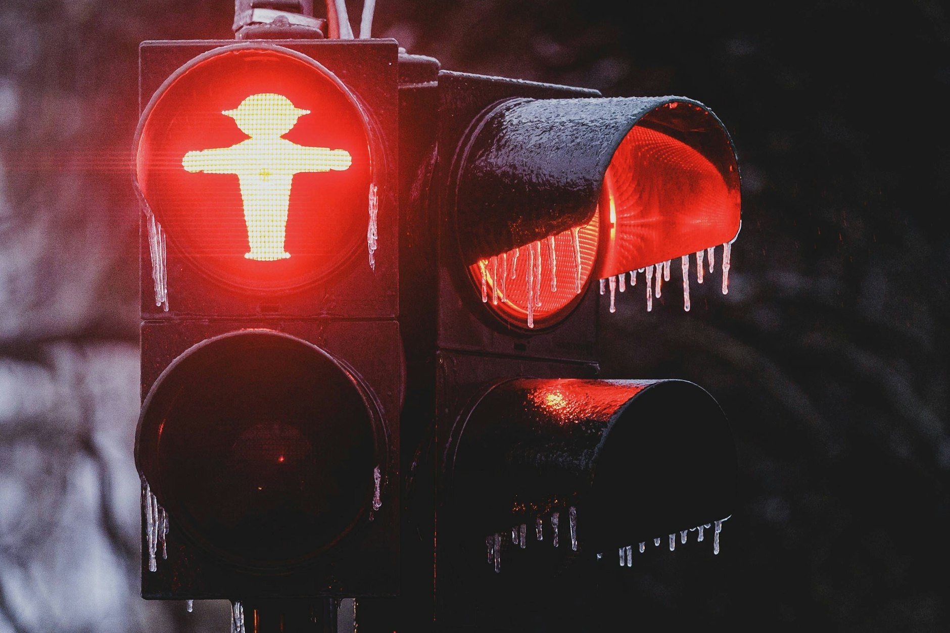 In Berlin bildeten sich am Montag durch Eisregen überall Eiszapfen wie an dieser Ampel.