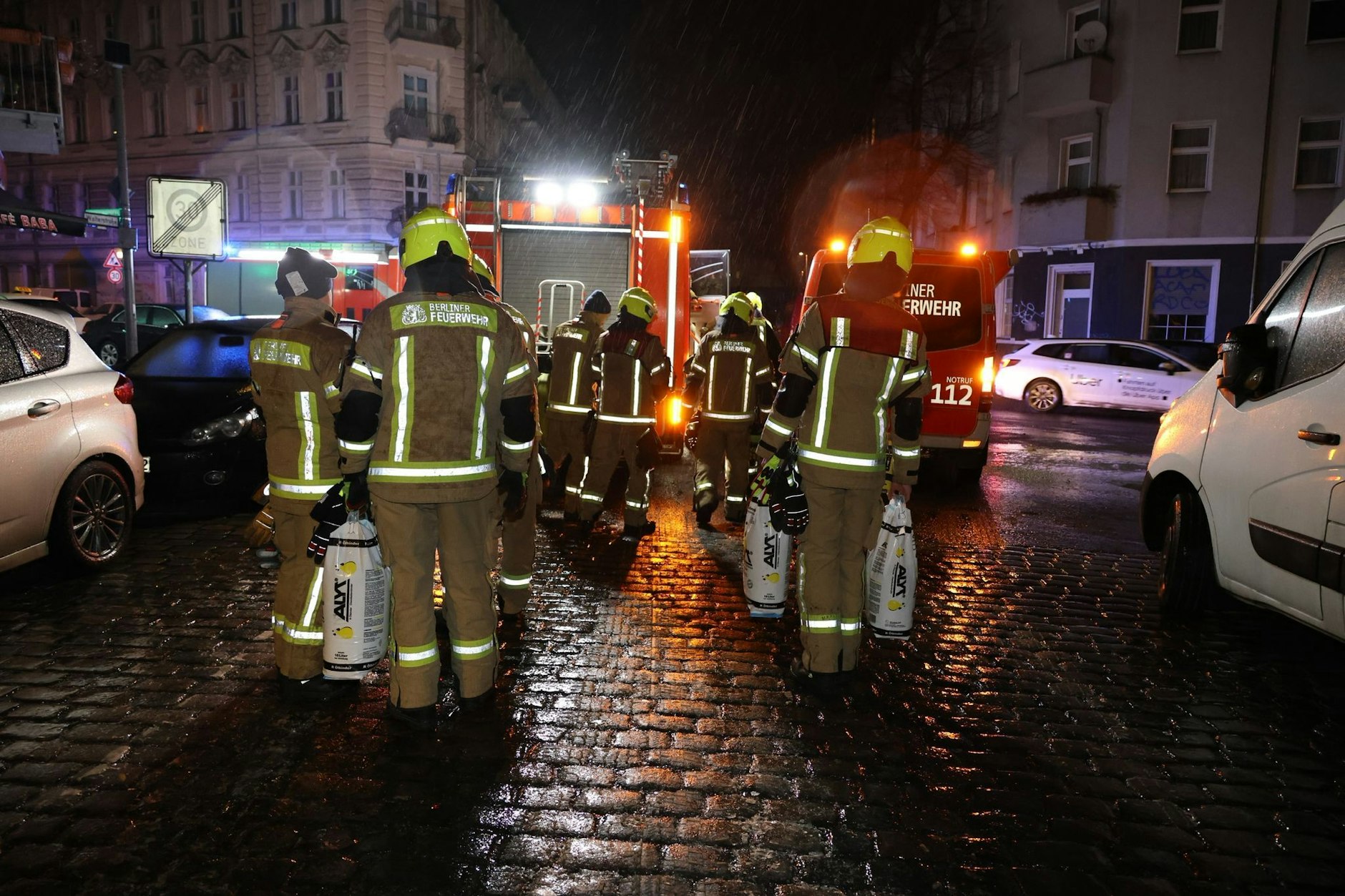 Das Feuerwehrfahrzeug kam in der Walterstrasse in Neukölln nicht mehr weiter, es war einfach zu glatt. Es mussten weitere Kräfte mit viel Sand angefordert werden. So konnte das LHF schließlich irgendwann weiter fahren.