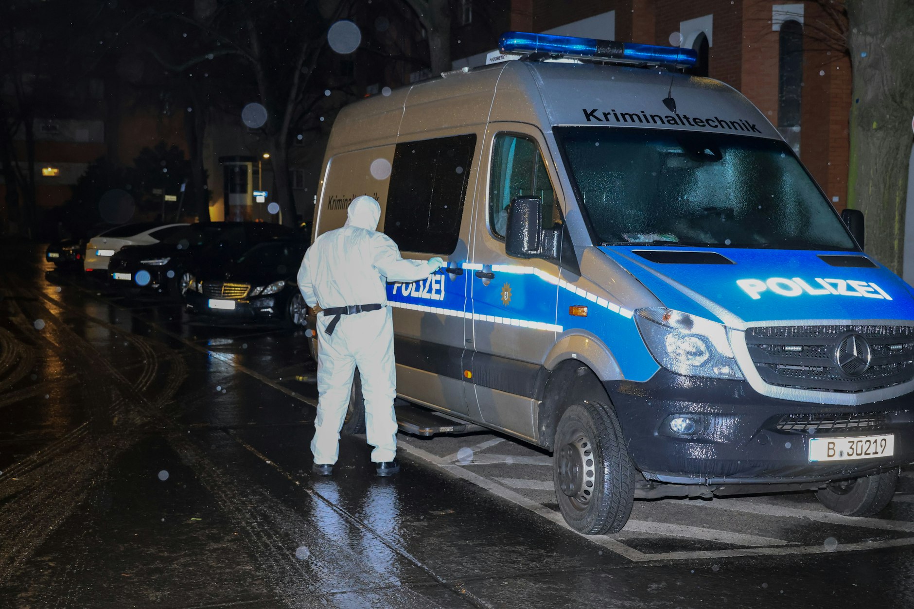 Spurensicherung am Tatort in der Wichmannstraße.