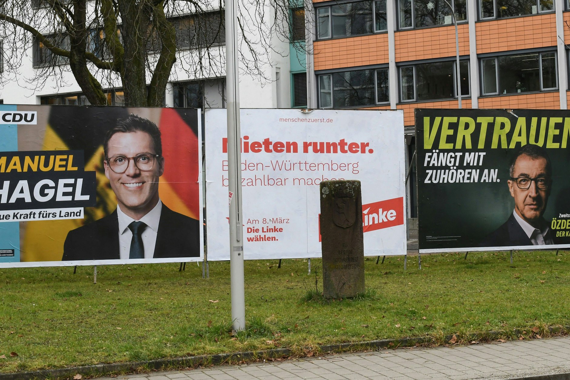 Wahlplakate in Freiburg von CDU, Linkspartei und Grünen