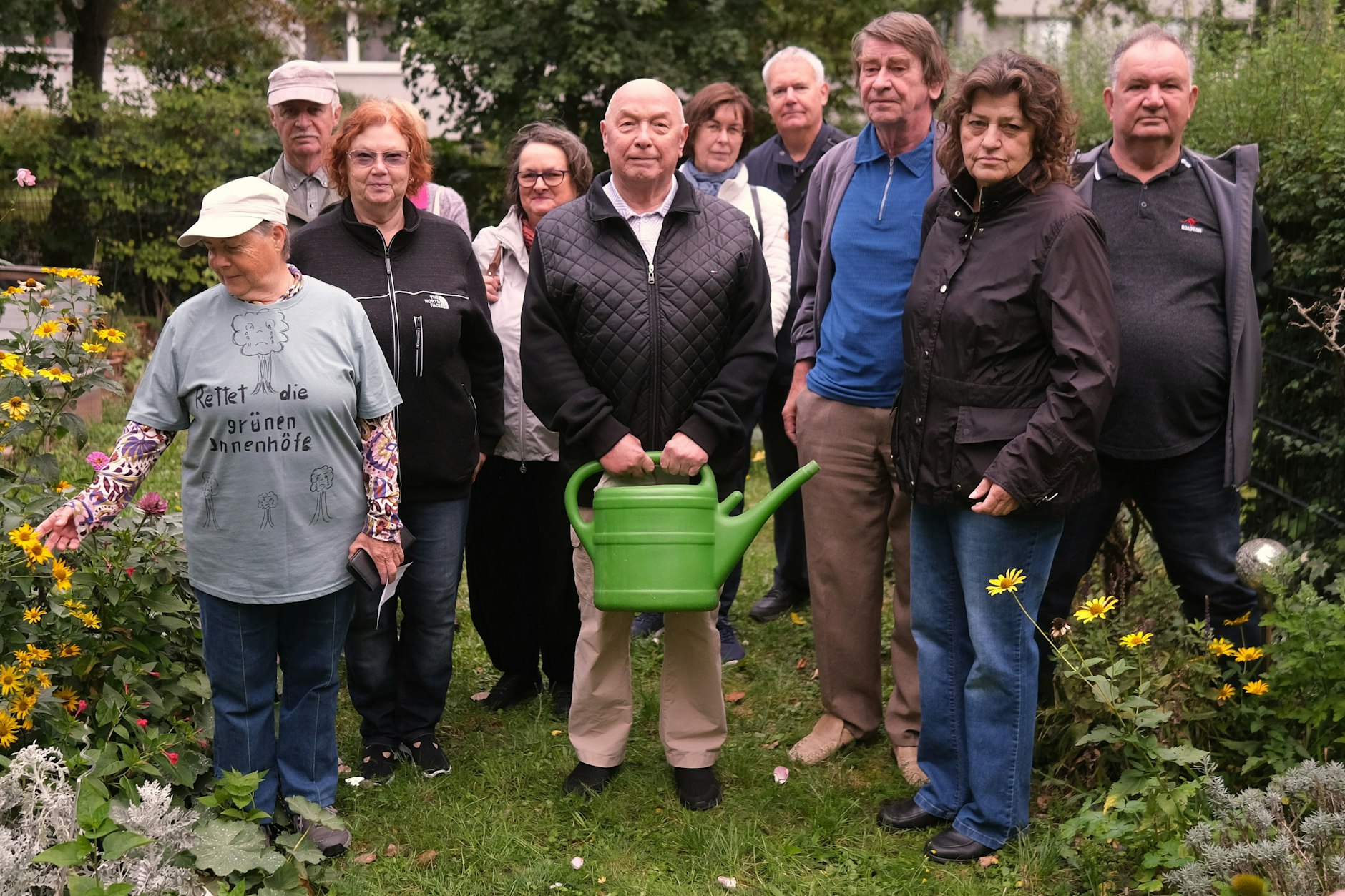 Regine Mahnke (2.v.r.) kämpft mit ihrer Mieterinitiative um den Erhalt der grünen Hof-Idylle in Berlin-Lichtenberg.