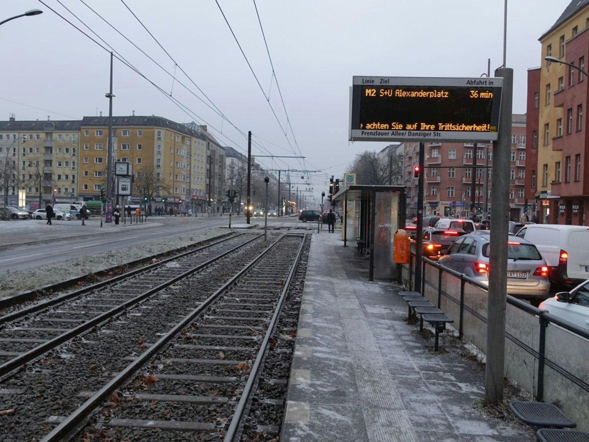 Der Straßen- und Schienenverkehr war am Montag in Berlin teils komplett lahmgelegt. So wie hier in Berlin-Prenzlauer Berg.
