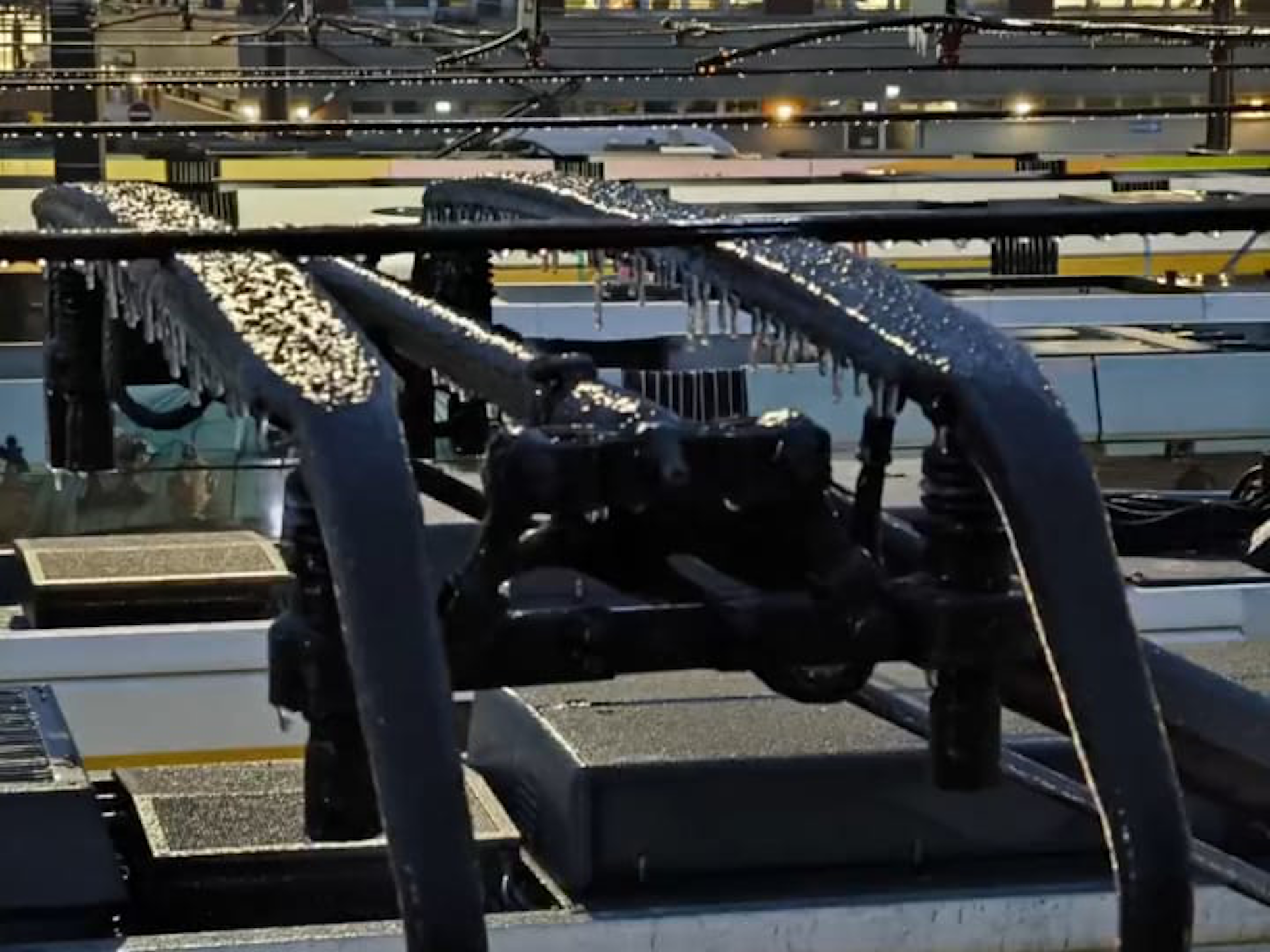 Vereiste Stromabnehmer, vereiste Fahrleitungen: Stillstand auf einem Straßenbahn-Betriebshof der BVG