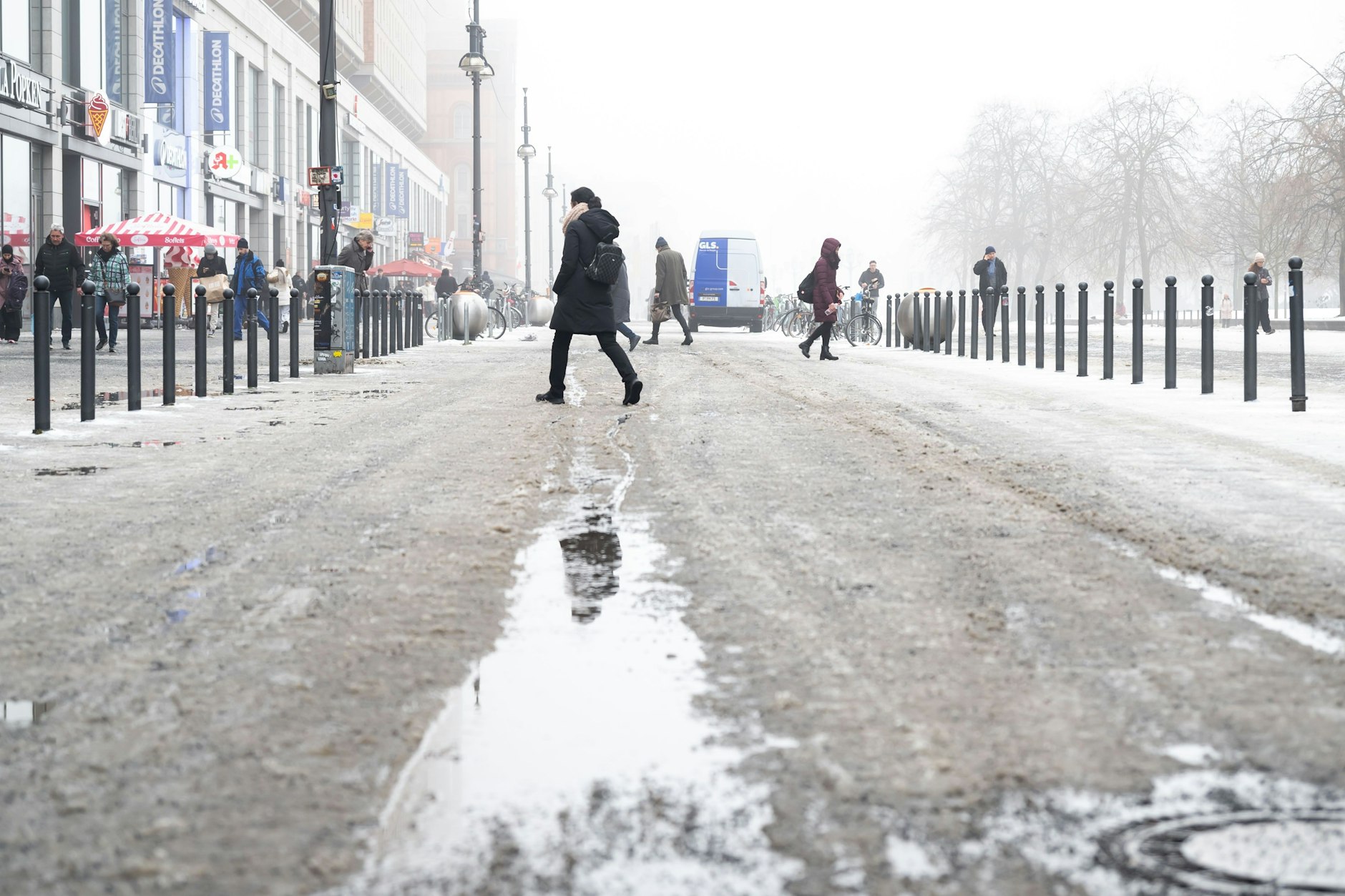 Glatteis sorgt am Montag für Verkehrseinschränkungen.