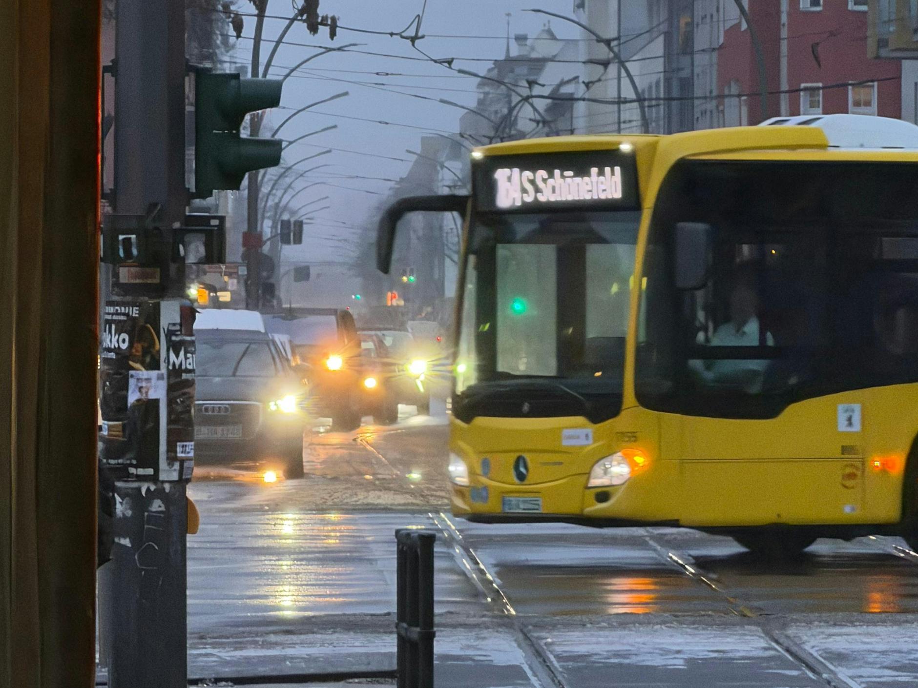 Eisregen in Berlin: Busse fahren, Straßenbahnen nicht. Im Südosten Berlins überquert ein Bus der BVG eine verwaiste Tramstrecke.