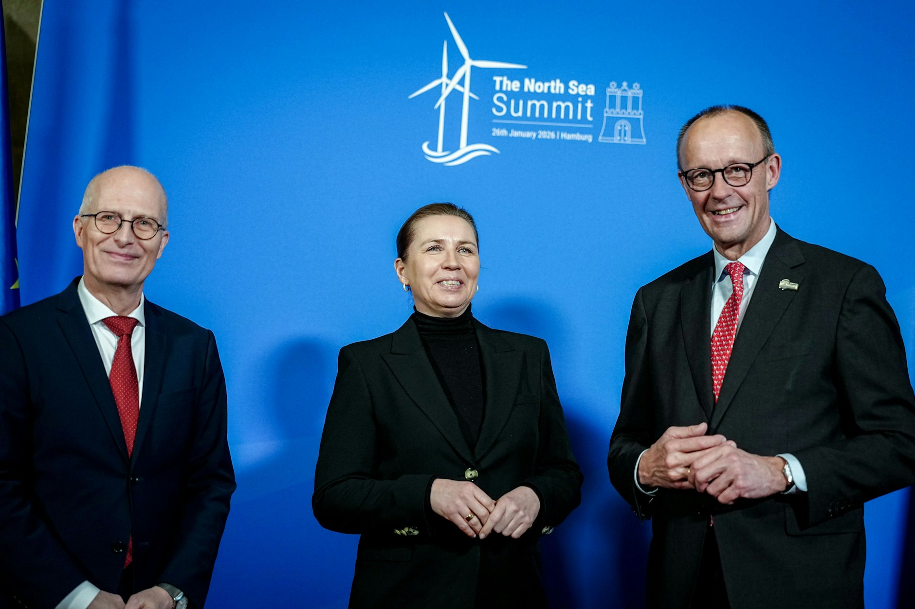 Peter Tschentscher (SPD, l), Erster Bürgermeister von Hamburg, und Bundeskanzler Friedrich Merz (CDU, r) empfangen Mette Frederiksen, Ministerpräsidentin von Dänemark, beim Gipfeltreffen der Nordsee-Anrainerstaaten.
