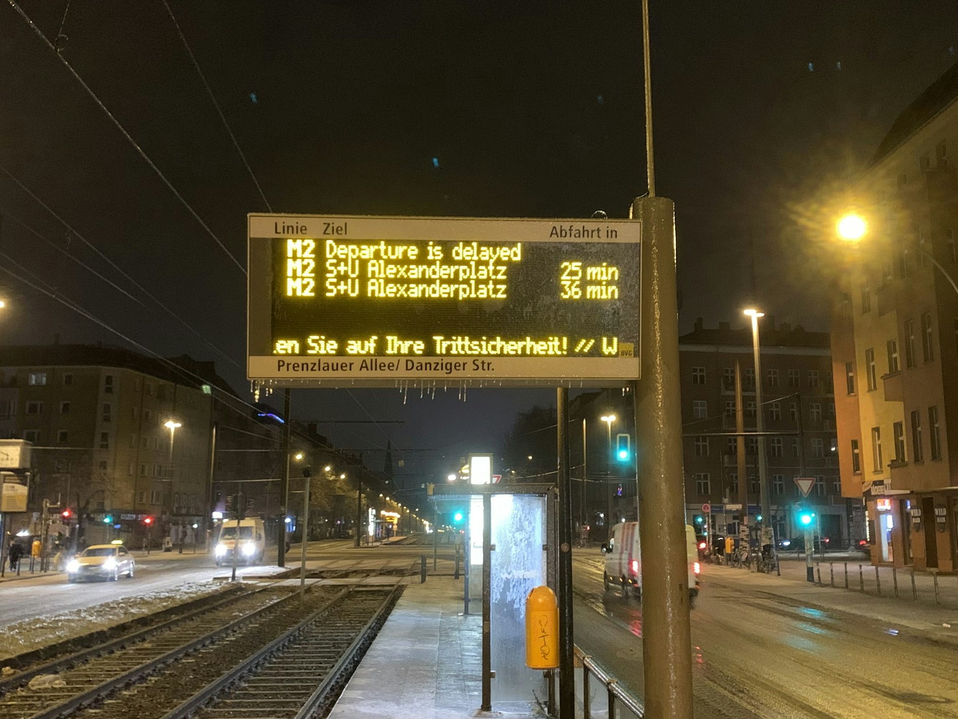 Wie hier an einer M2-Haltestelle in Berlin-Prenzlauer Berg: Zur Zeit fahren in Berlin keine Straßenbahnen. Trotz der Anzeige fuhr auch 25 Minuten später eine Tram.