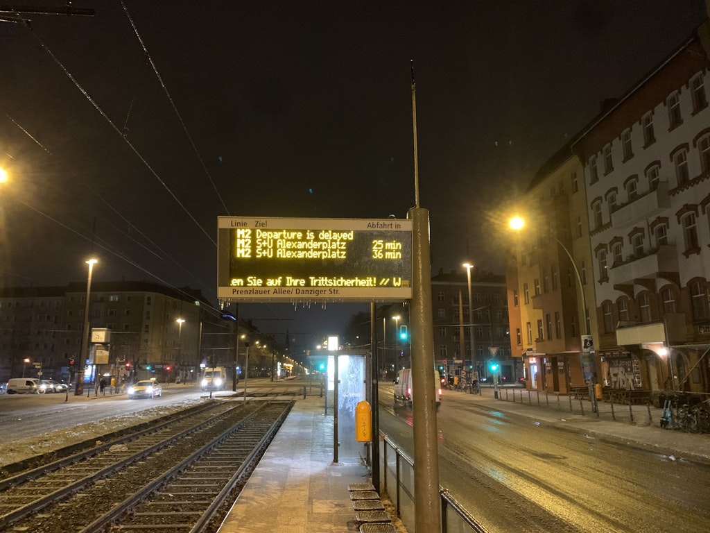 Gef-hrliche-Gl-tte-in-Berlin-Stra-enbahnverkehr-eingestellt-Busse-fahren-unregelm-ig