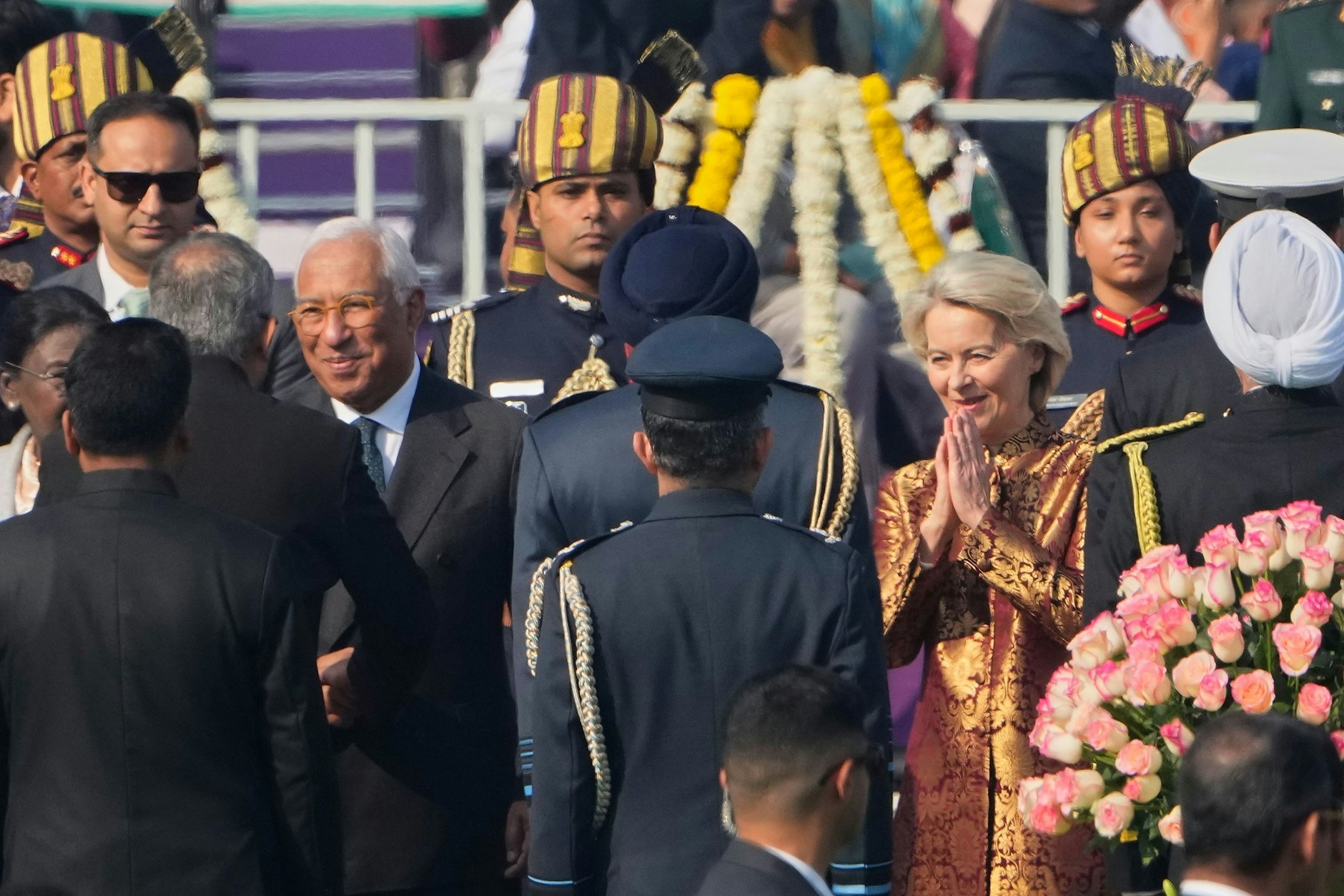 Indien, Neu Delhi: Der Präsident des Europäischen Rates, Antonio Costa (4.v.l.), und die Präsidentin der Europäischen Kommission, Ursula von der Leyen (3.v.r.), begrüßen Beamte bei ihrer Ankunft auf der Parade zum Tag der Republik in Neu-Delhi.