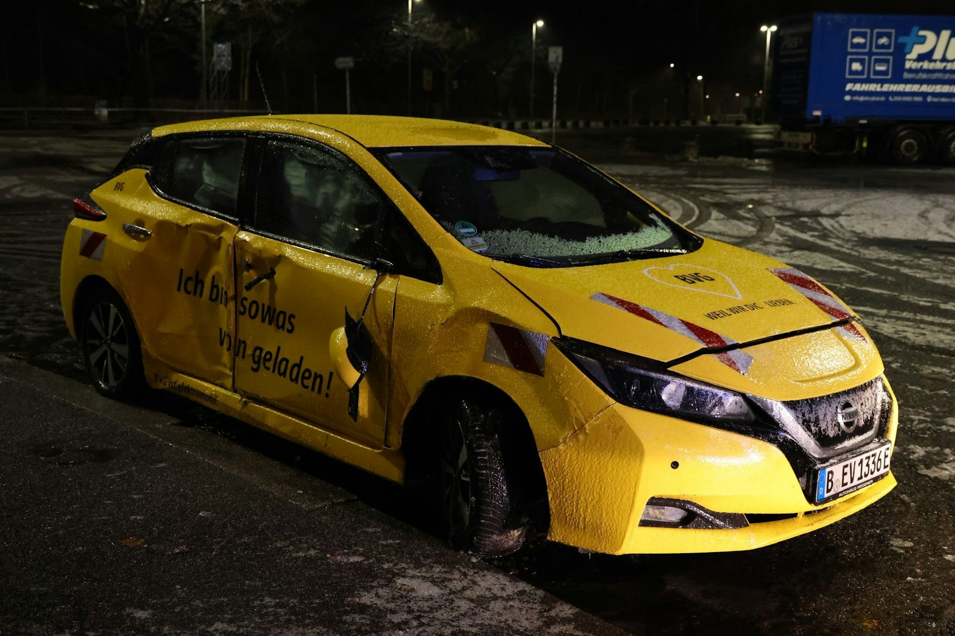 Gegen 3.15 Uhr bekam aufgrund von extremer Glätte der Fahrer dieses BVG-Wagens die Kurve nicht nicht und rutschte in der Olympischen Straße gegen eine Laterne. 