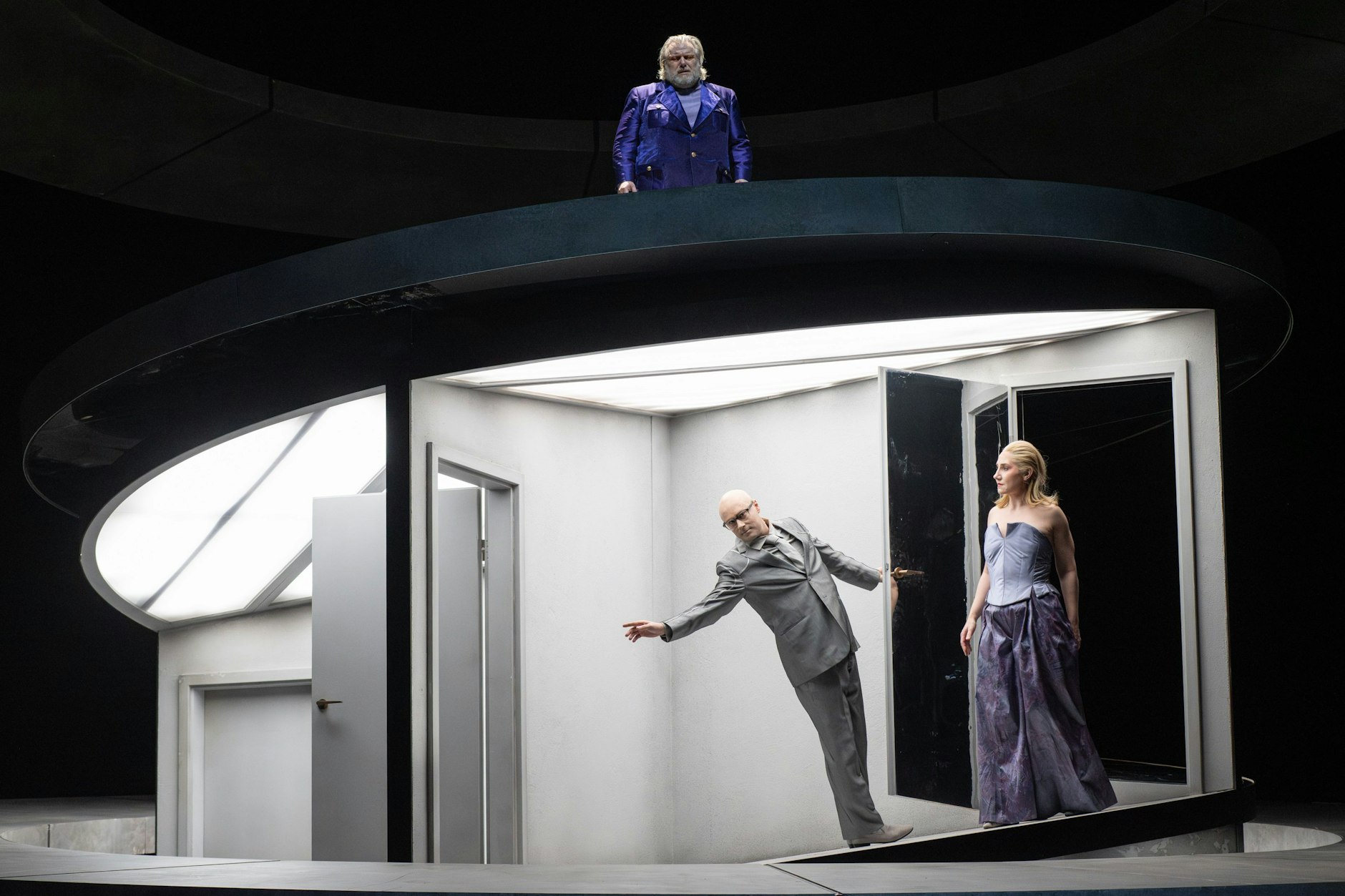 „Violanta“ von Erich Wolfgang Korngold in der Deutschen Oper. Auf dem Bild: Ólafur Sigurdarson (oben, Simone Trovai), Laura Wilde (Violanta) und Mihails Culpajevs (Alfonso).