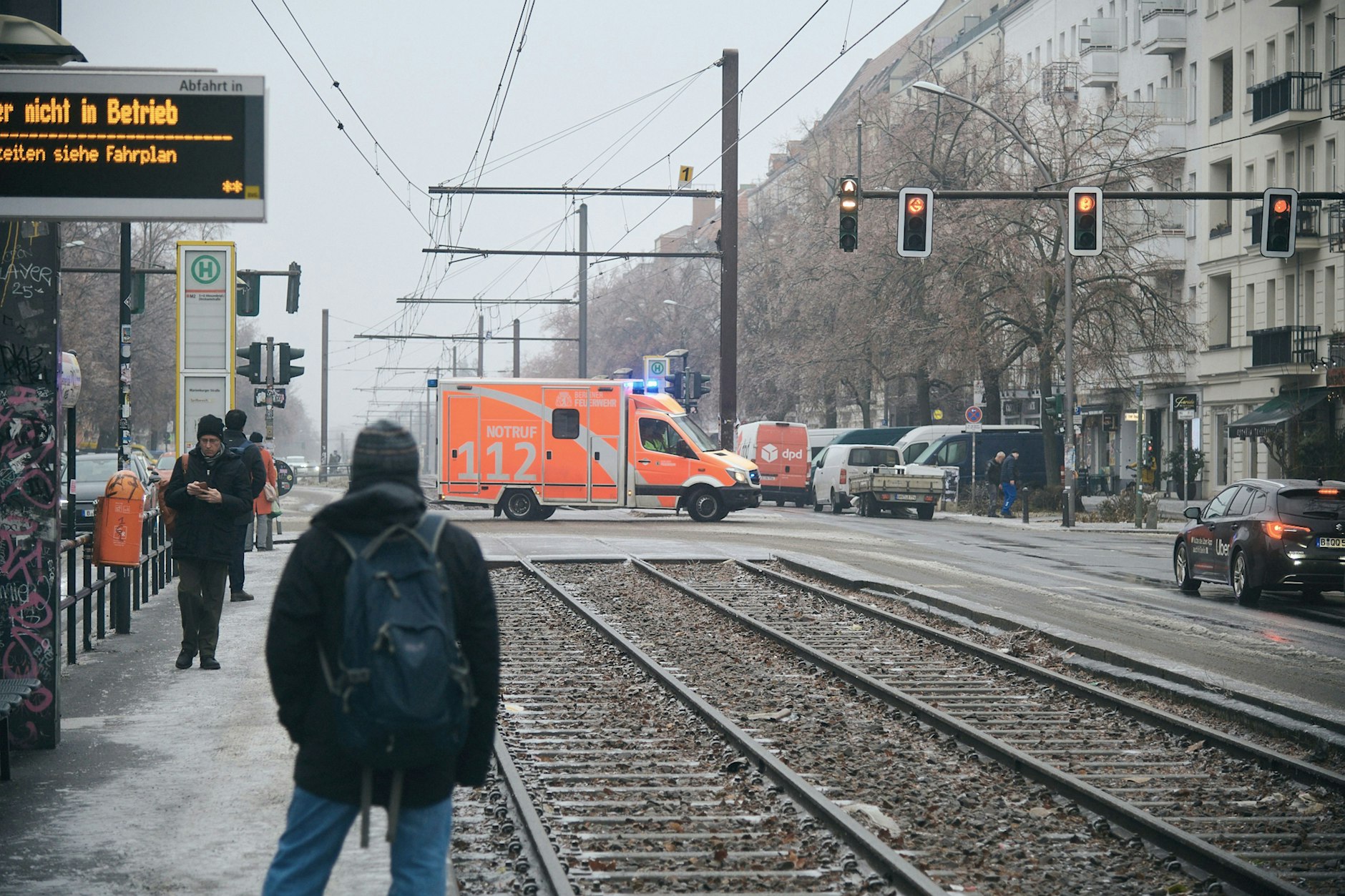 Vergebliches Warten. Auch auf der Linie M4 in Prenzlauer Berg ruht der Verkehr.