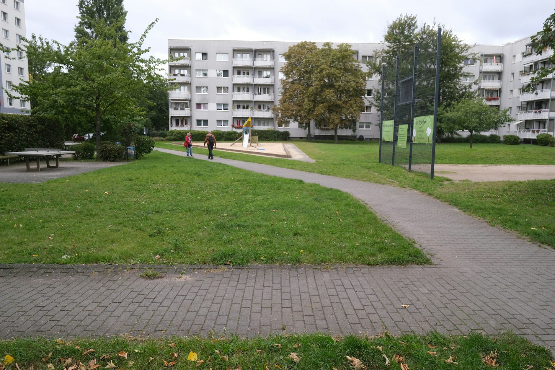 Diese grüne Innenhof-Idylle an der Joachimsthaler Straße in Lichtenberg soll vernichtet werden.