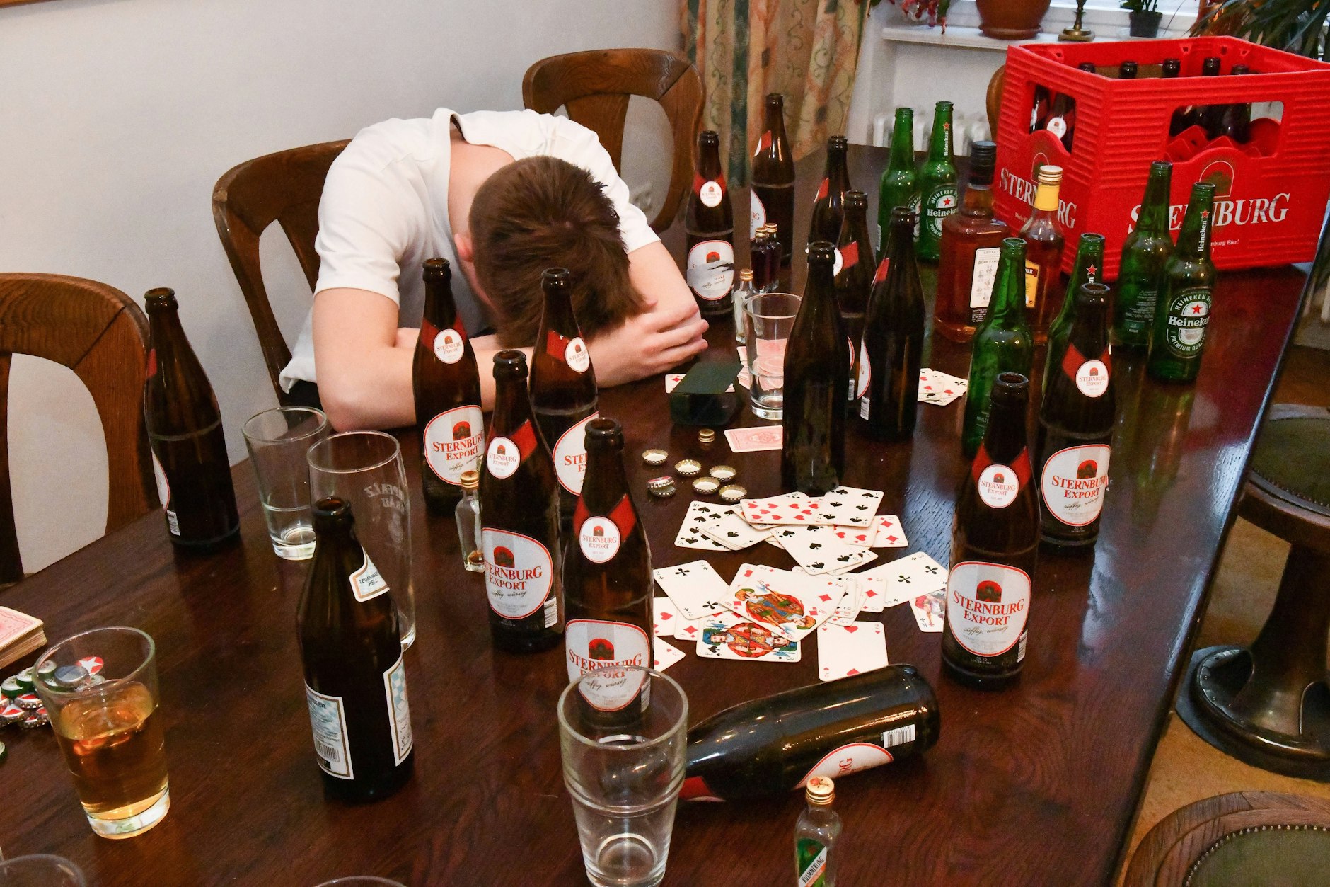 Kein Bierexzess im Bezirksparlament: Gerade einmal fünf Bier trinken die 50 Verordneten.