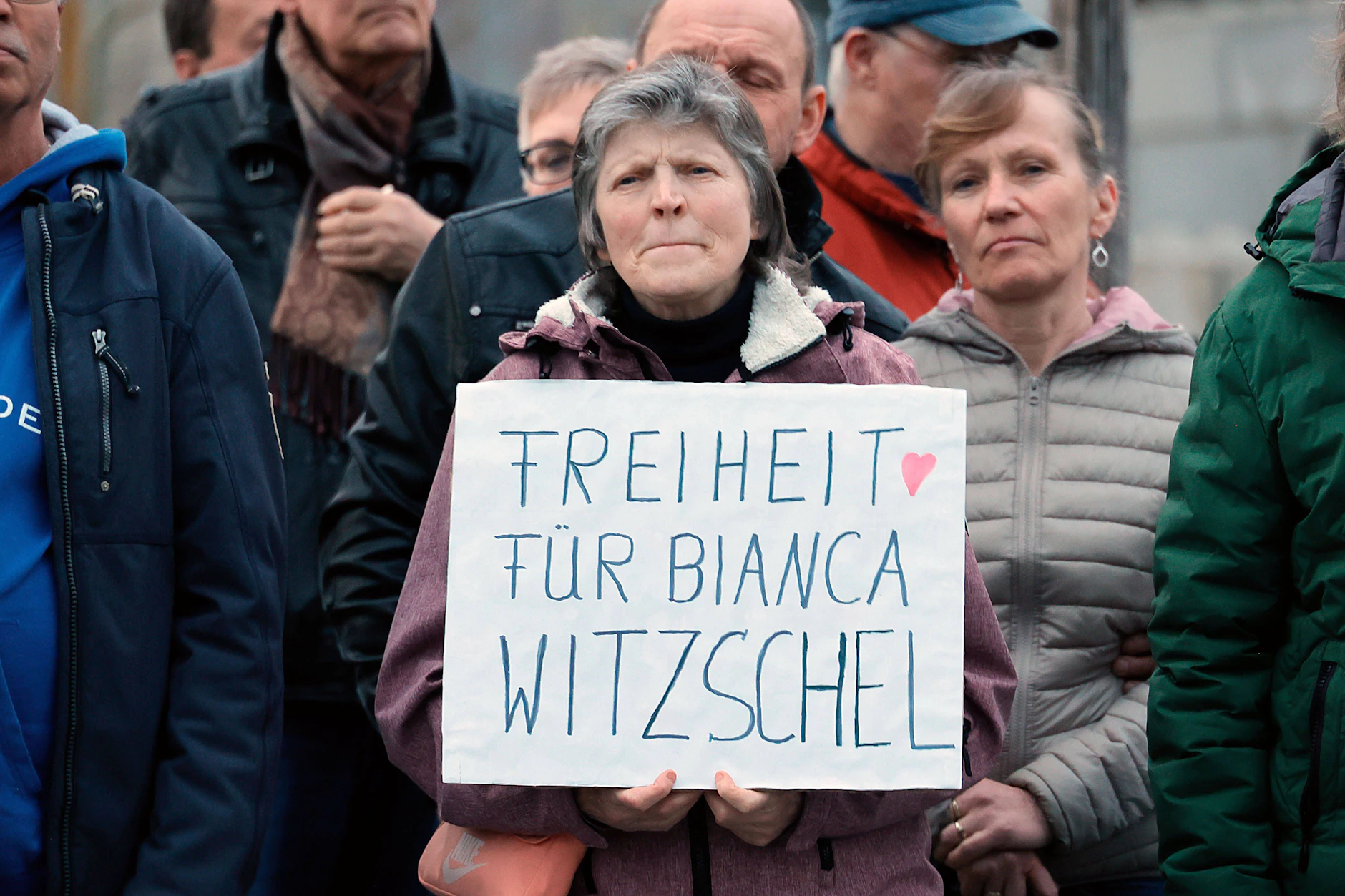 Chemnitz, März 2023: Die Freien Sachsen riefen zu einer Demonstration vor der JVA auf, um die inhaftierte Dr. Bianca Witzschel zu unterstützen.