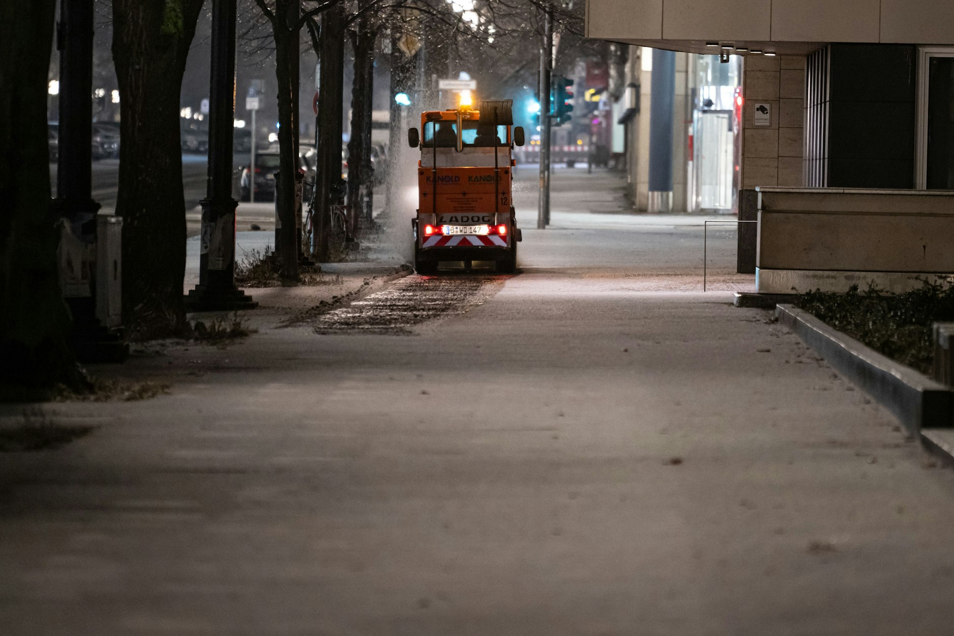Am Morgen streut die BSR Split auf diesem vereisten Gehweg in Berlin-Mitte.