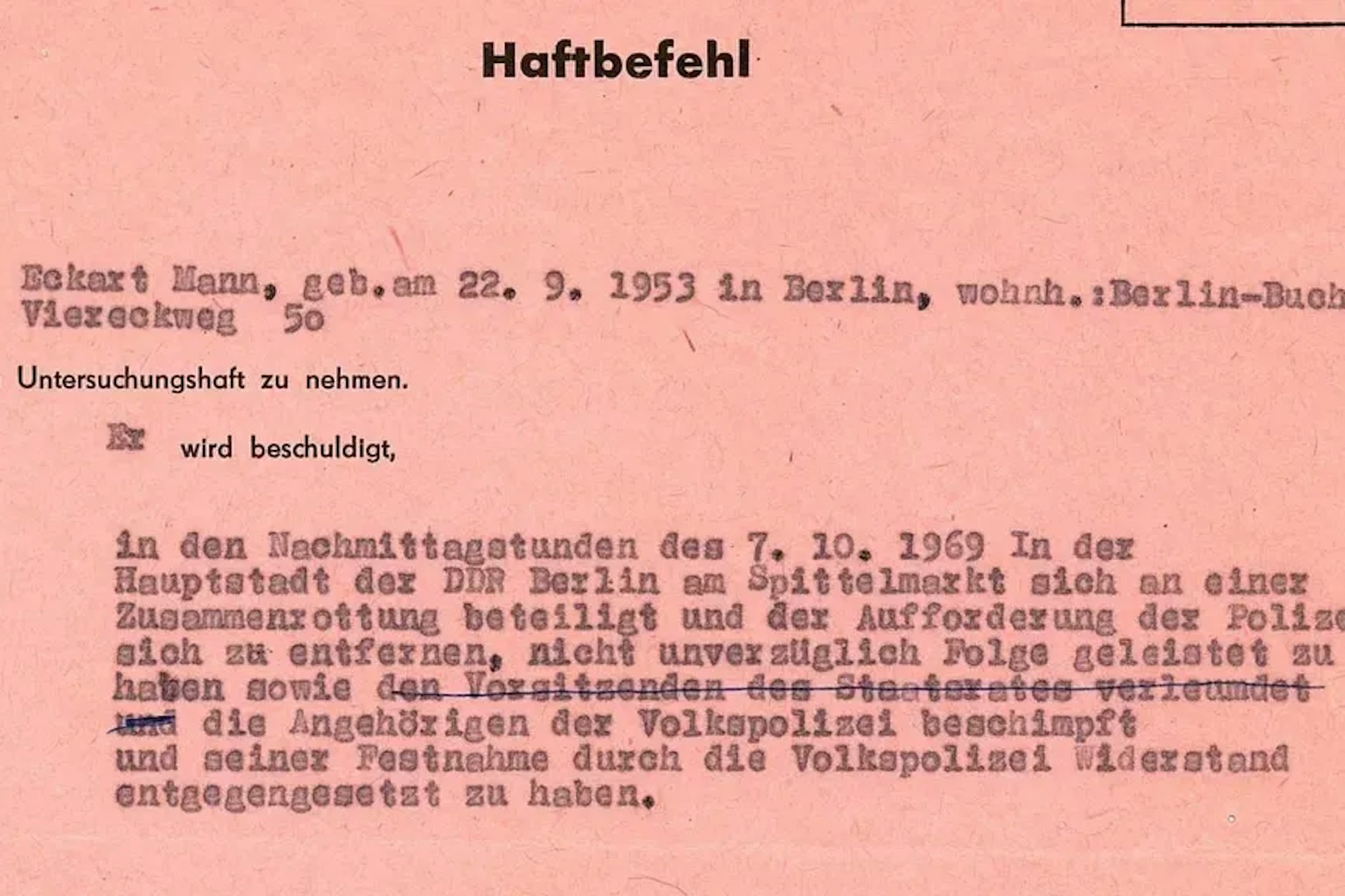 Den Haftbefehl ihres Bruders hatte sich Angelika Mann aufgehoben.