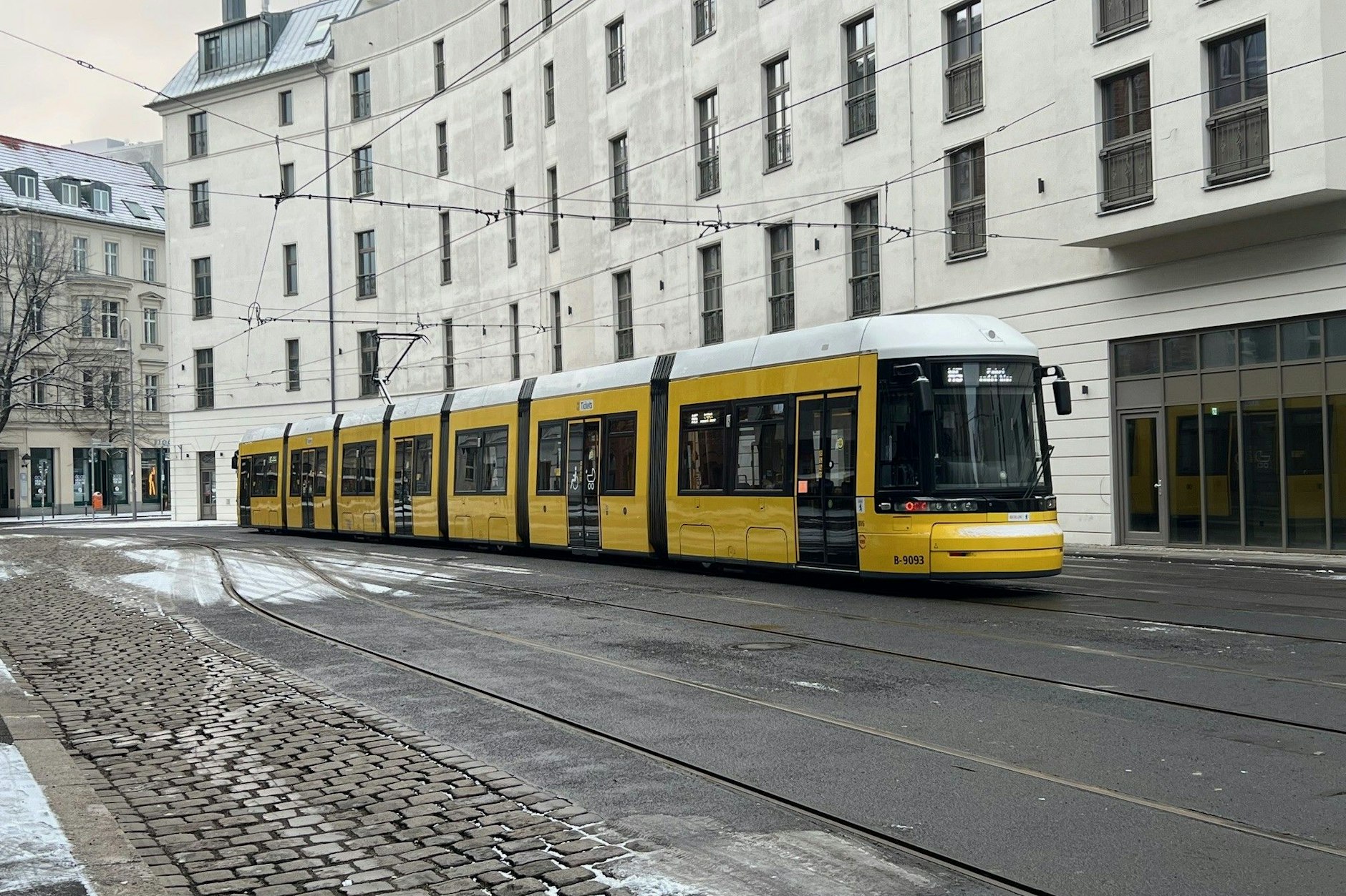 Eine der ersten Bahnen der M5, die am Hackeschen Markt angekommen sind.