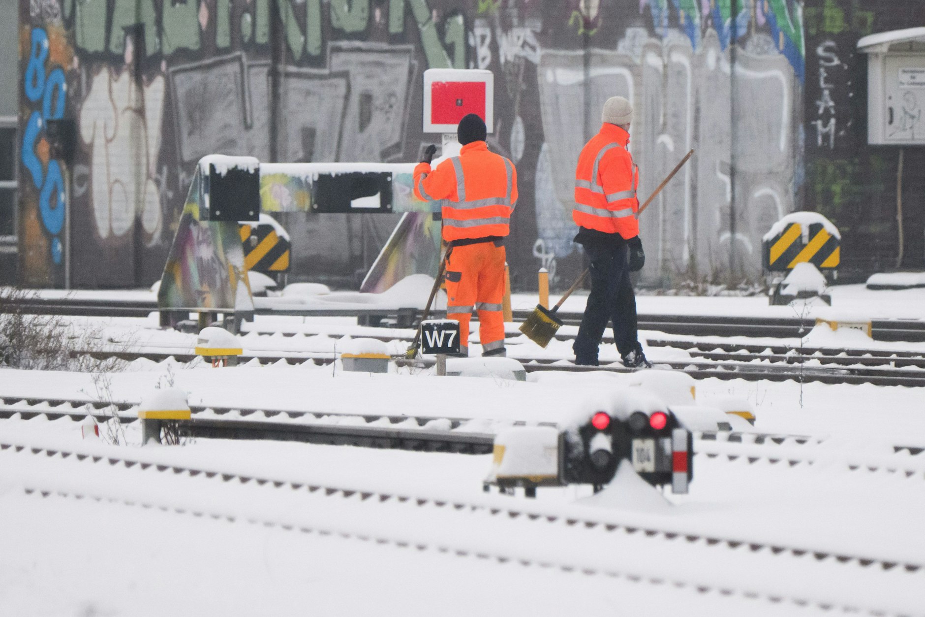Mitarbeiter befreien im Hauptbahnhof Hannover Weichen und Gleise der Deutschen Bahn von Schnee und Eis. Durch Schnee und Eis kam es am Montag zu Verspätungen und Ausfällen im Nah- und Fernverkehr.