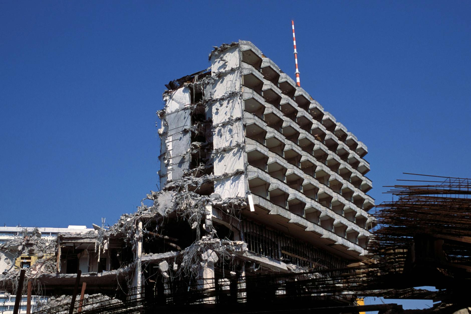 2001 wurde das ehemalige Palasthotel, das zur Kette Interhotel in der DDR gehörte, abgerissen.