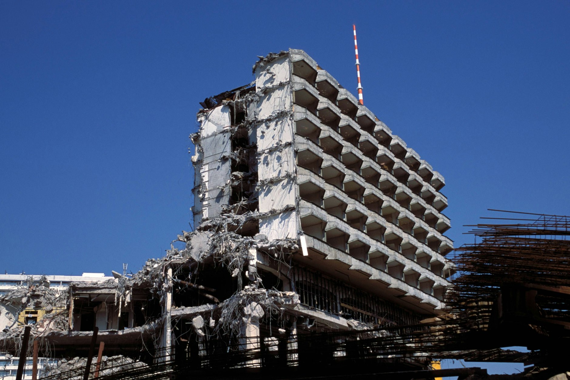 2001 wurde das ehemalige Palasthotel, das zur Kette Interhotel in der DDR gehörte, abgerissen.