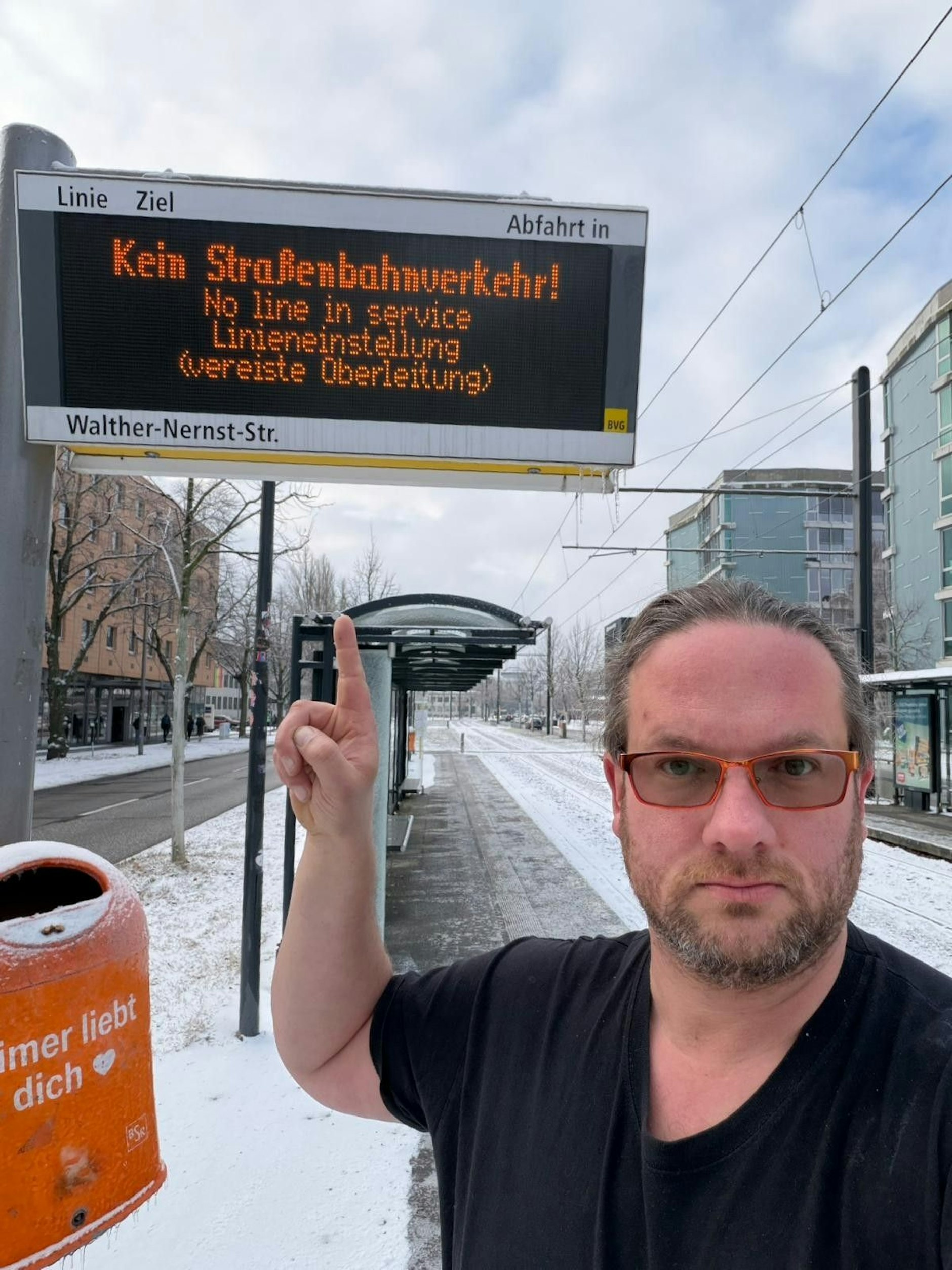 Fahrgastverbandsvize Christian Linow (45) zeigt in Adlershof, dass auch noch am Dienstagvormittag nicht überall in Berlin die Straßenbahnen fuhren.